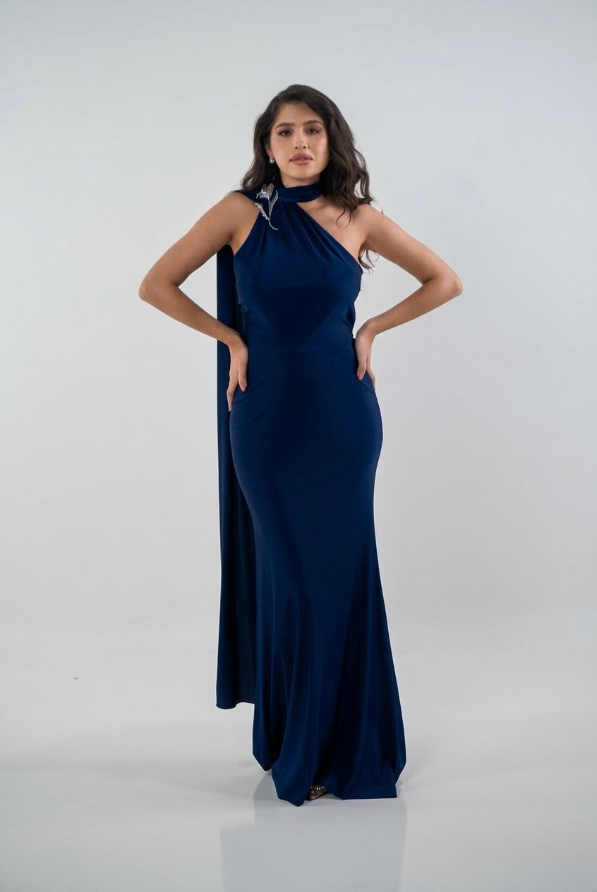 Vestido ajustado al cuerpo, corte sirena, escote halter espalda descubierta color azul marino en renta