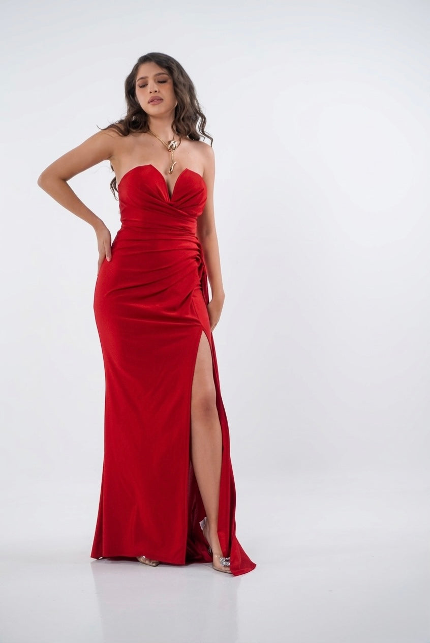 Vestido rojo , straple con diseño drapeado en costado de cintura y abertura en pierna en renta