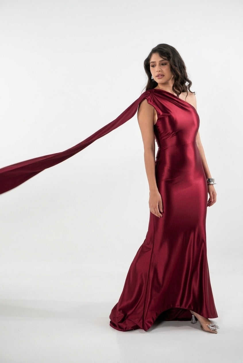 Vestido ajustado al cuerpo, corte sirena, escote halter espalda descubierta color burdeos en satin en renta
