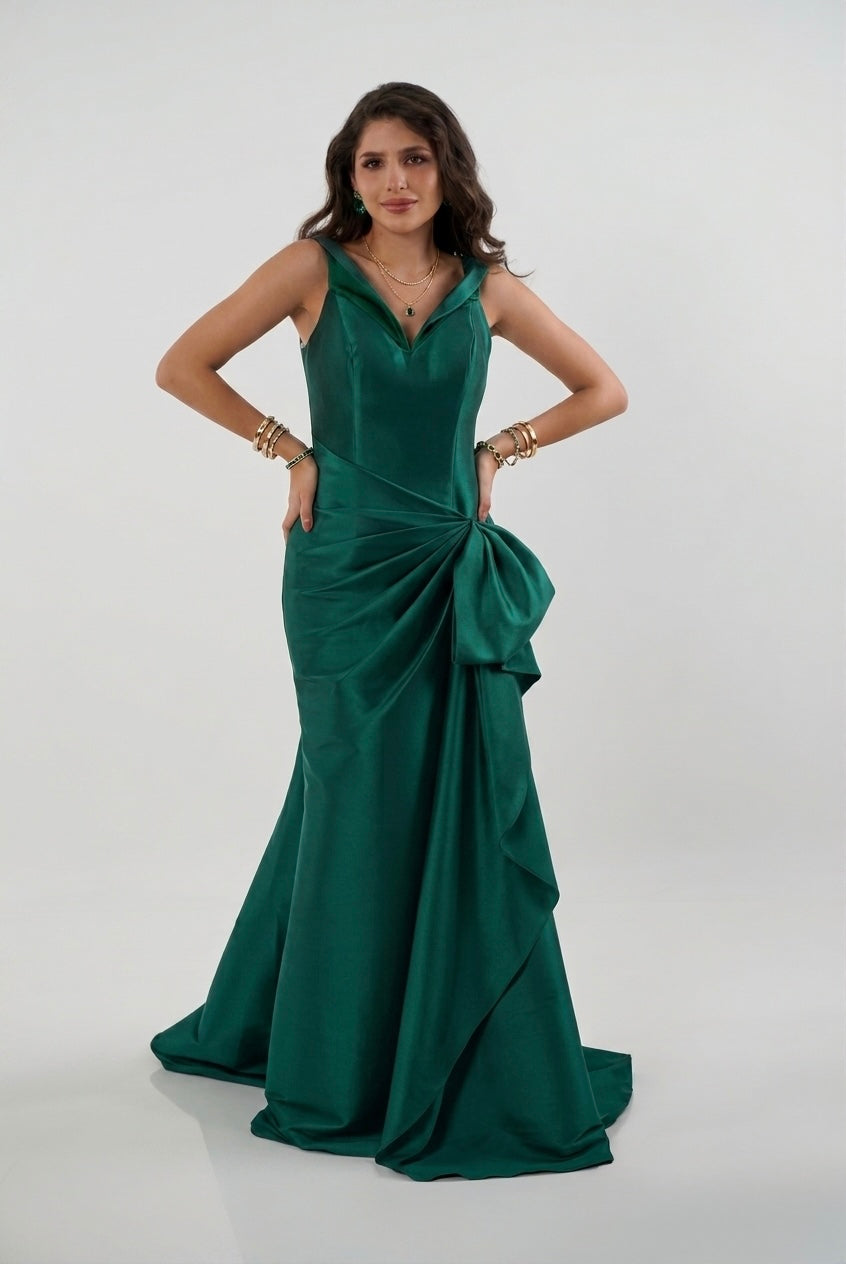 Vestido corte sirena, verde esmeralda, escote en v tirantes anchos, detalle drapeado en cintura en renta
