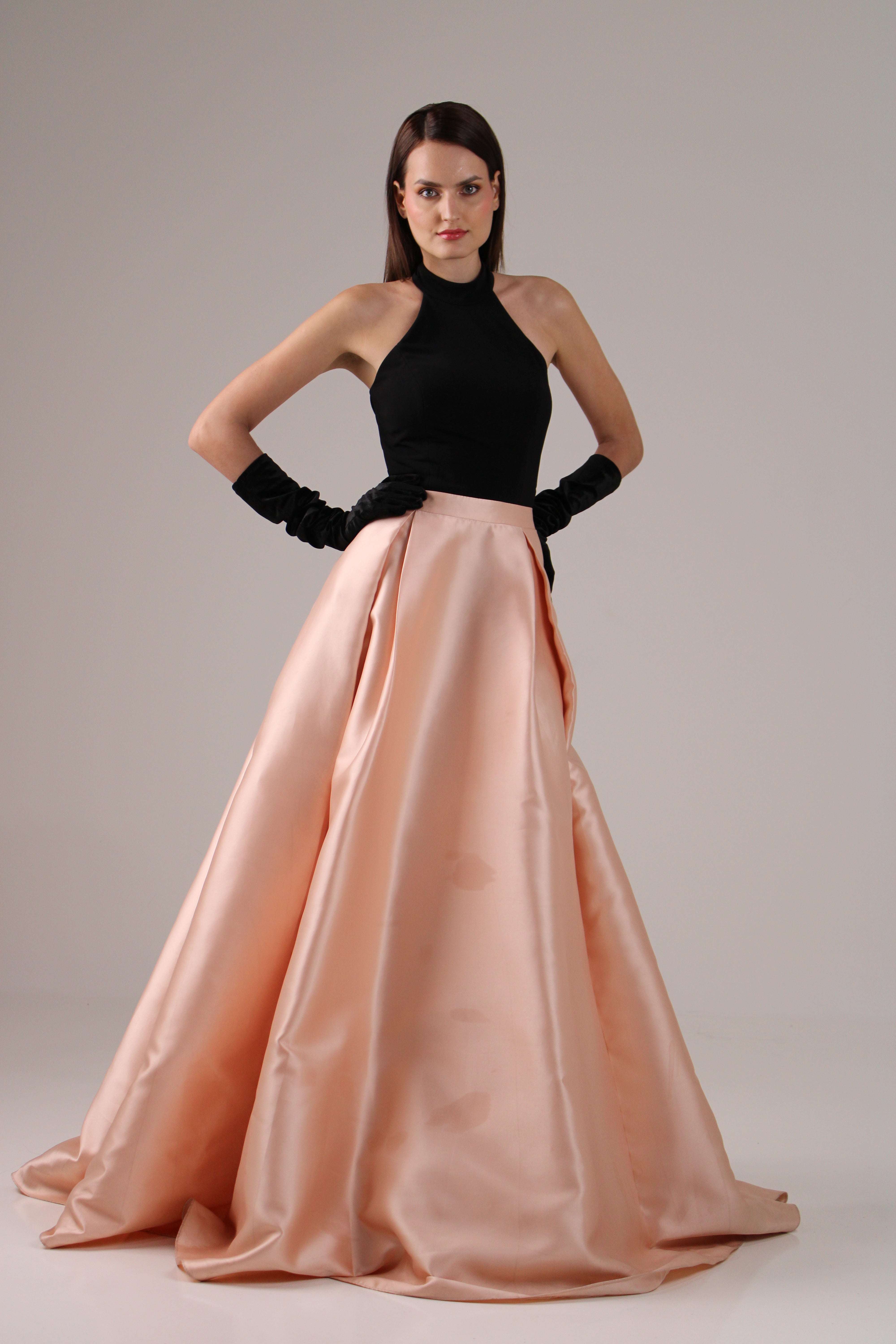 Vestido corte halter negro arriba y falda amplia color peach en tafeta satinada en renta