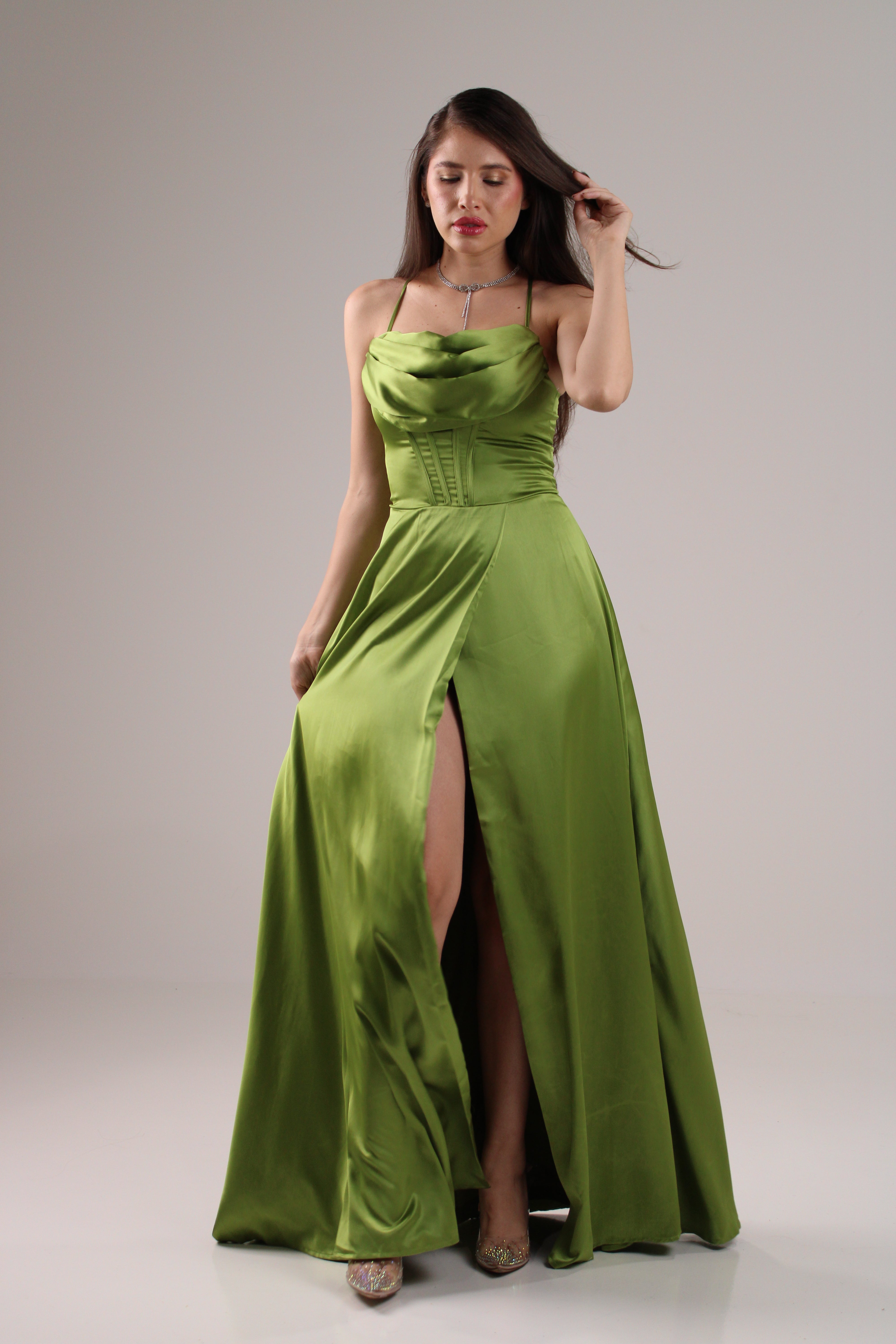 Vestido tipo corsete en línea a, tela satín color verde lima en renta