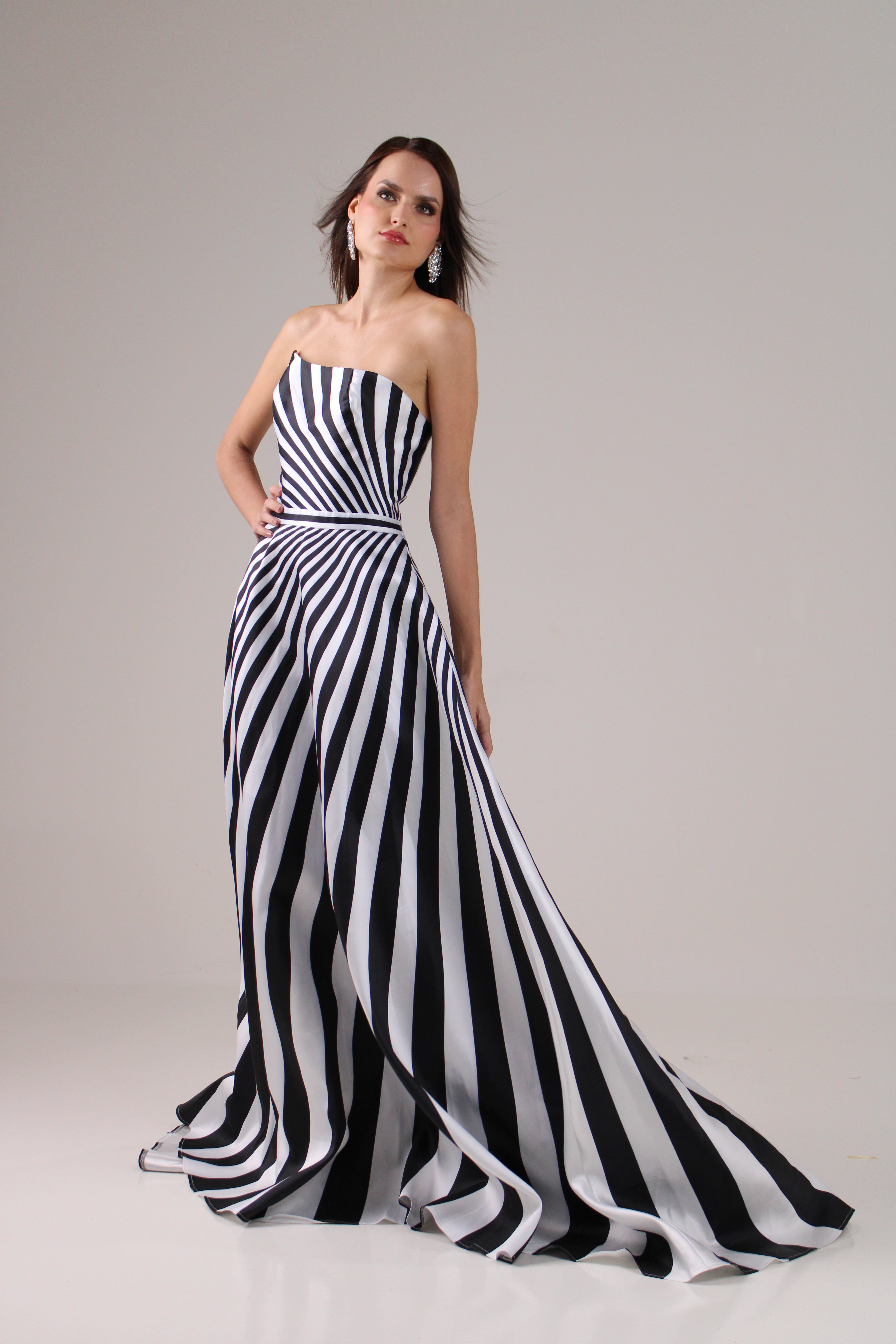 Vestido straple en tafeta, blanco con negro corte princesa