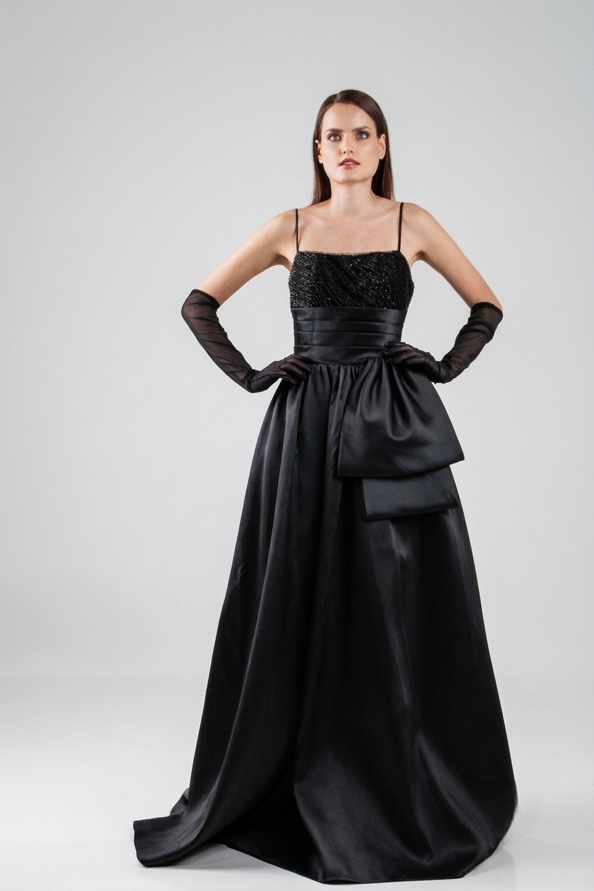 Vestido corte princesa, negro escote bordado en canutillo y lentejuela, con diseño de moño al un lado en renta