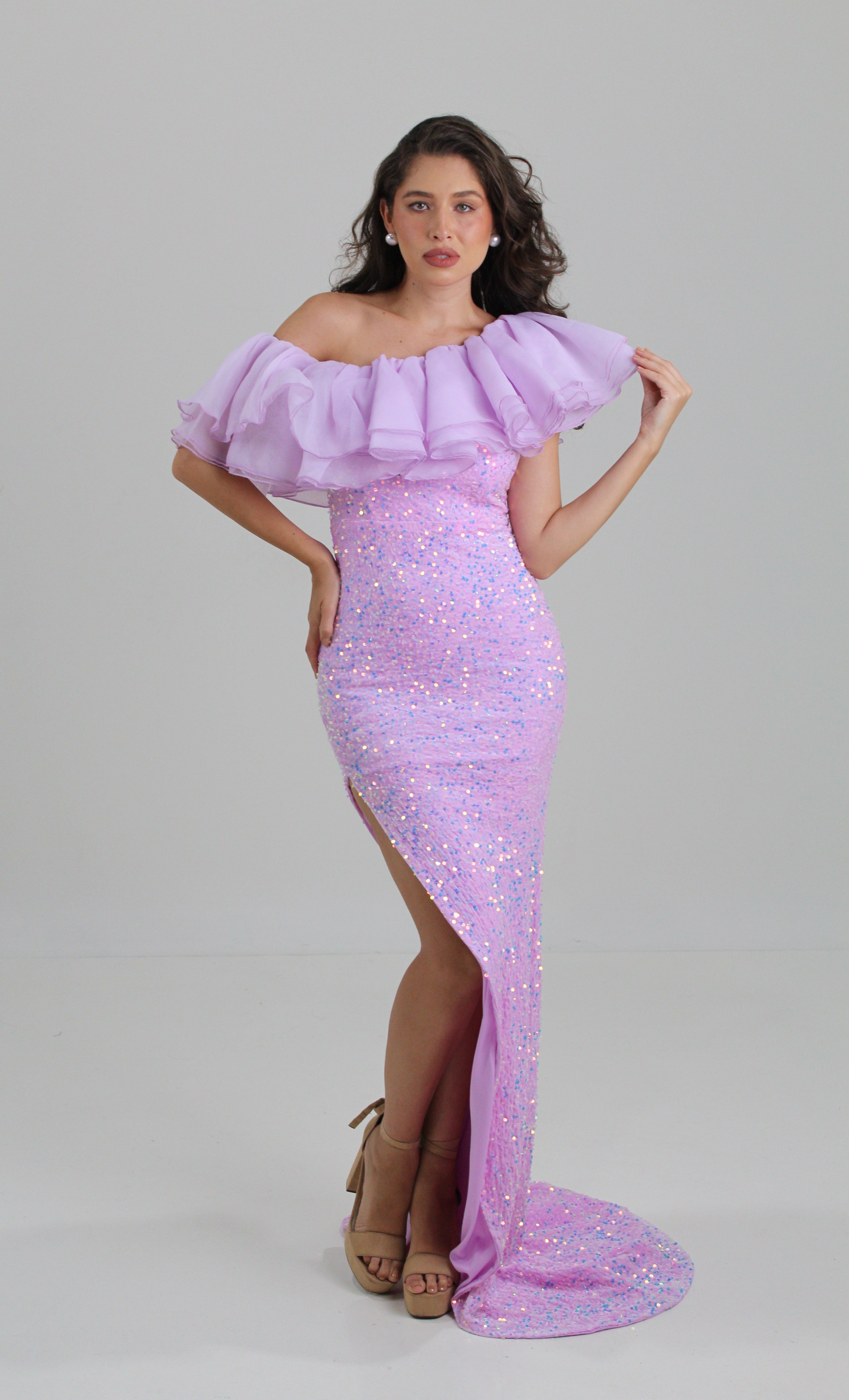 Vestido lila pastel, en velvet bordado de lentejuelas tornasol, hombros descubiertos con diseño de olanes en organza en renta