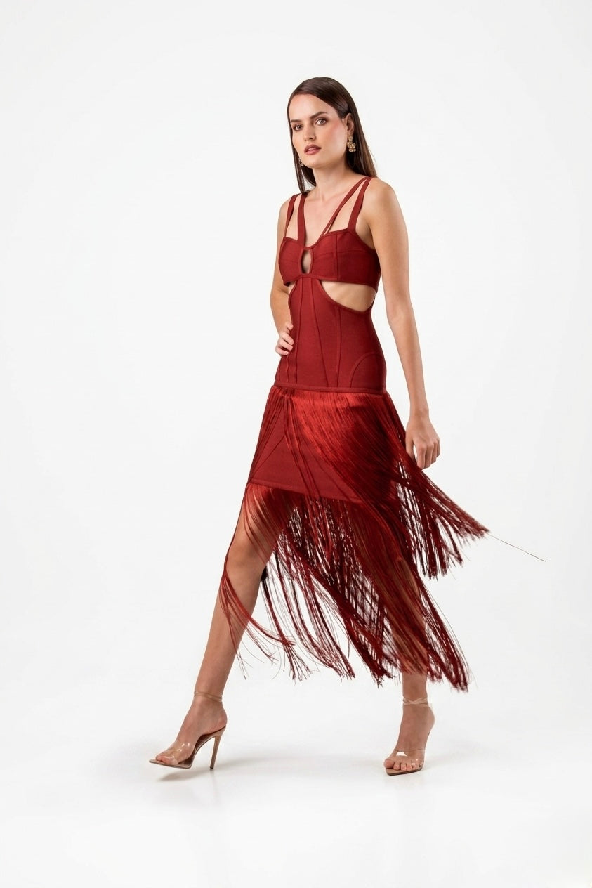 Vestido tela bandage, color ocre, cut out en cintura y flecos en renta