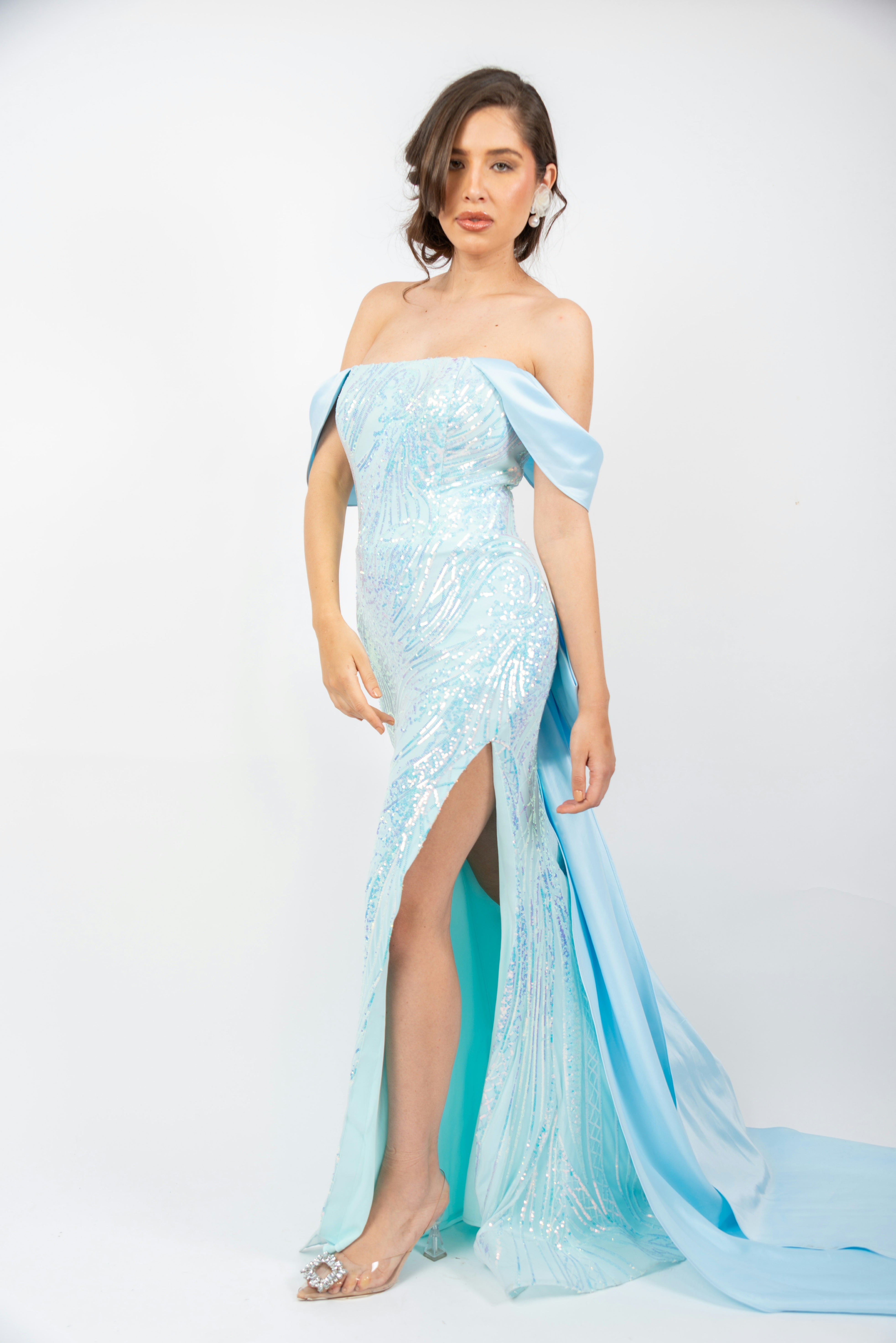Vestido straple corte sirena, lentejuelas tornasol en tonos aqua y moño en espalda baby blue en renta
