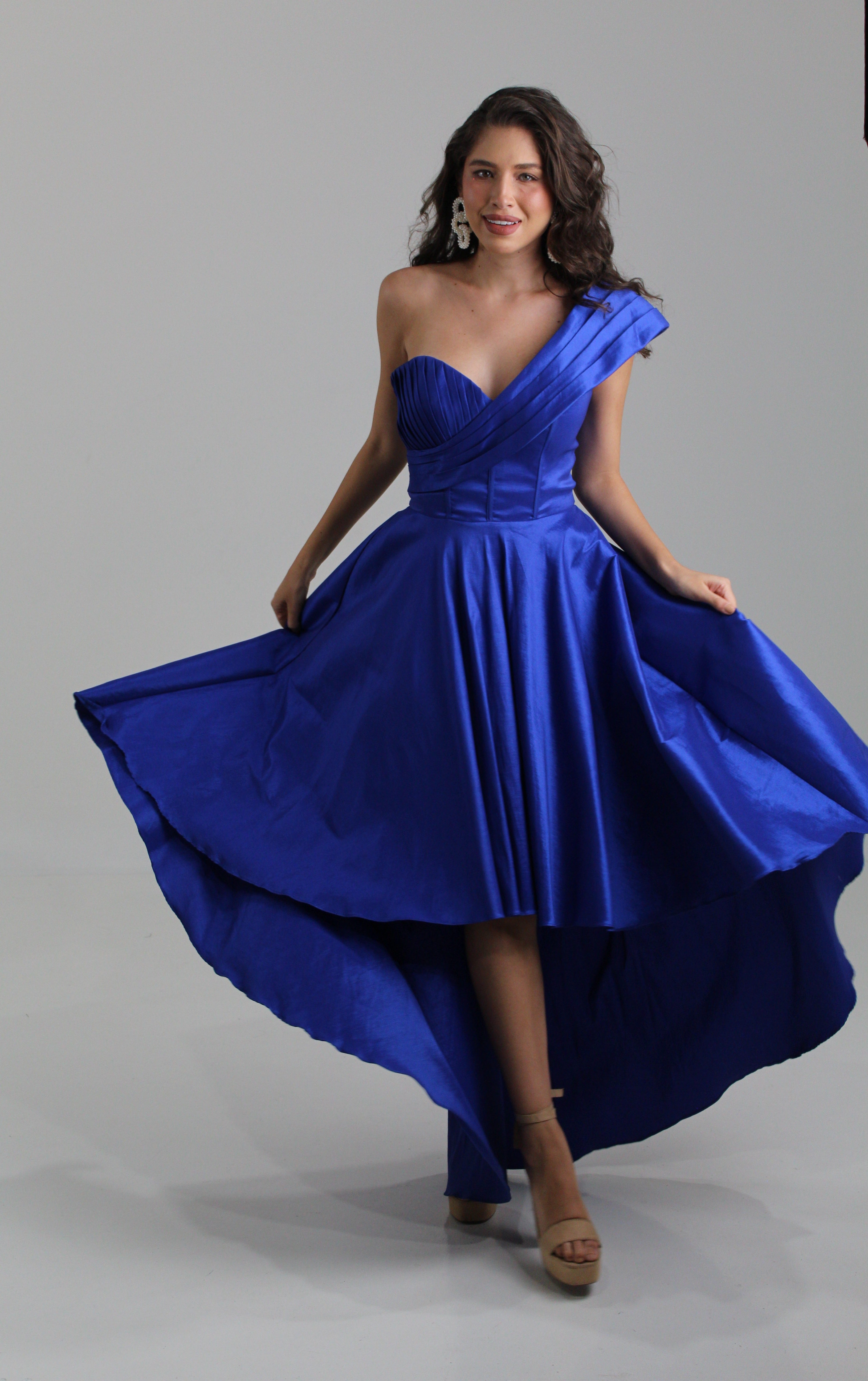 Vestido azul rey, en crepe satinado, a un hombro con diseño de corsette y escote de corazon en renta