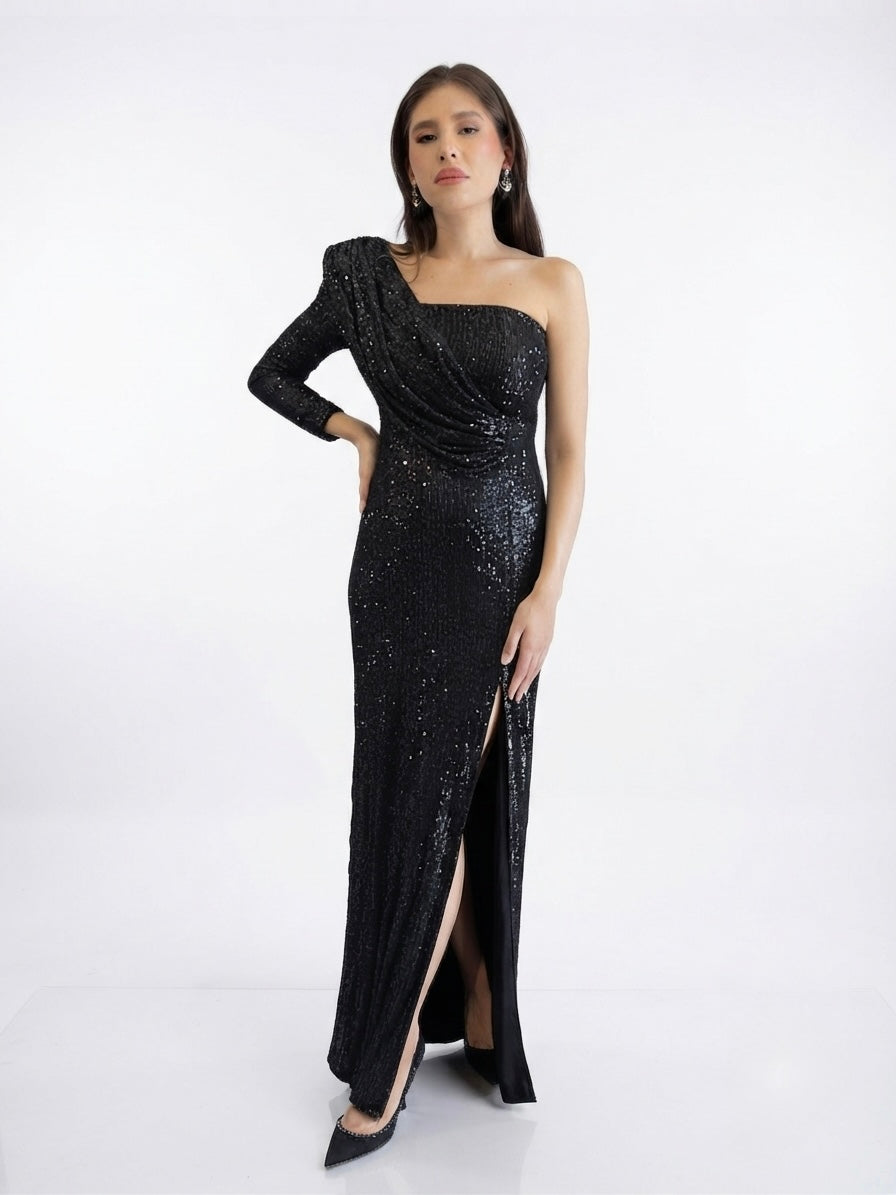 Vestido negro, bordado lentejuelas diseño una manga larga y con detalle en busto en renta