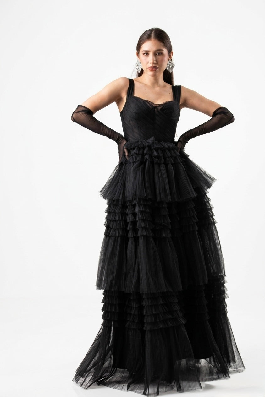 Vestido negro, corsette en tul y olanes en renta