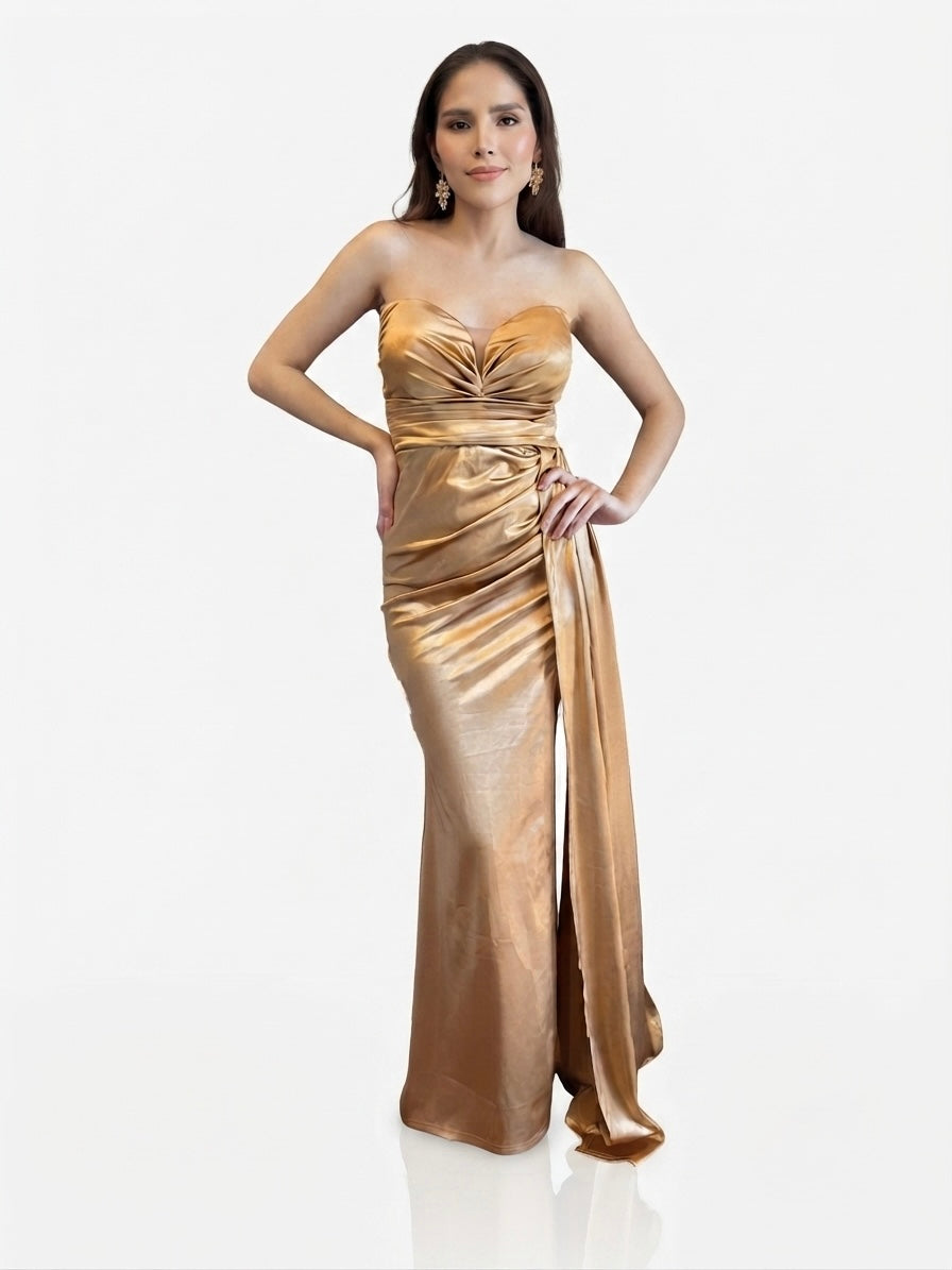 Vestido, straple en satin color dorado, abertura a un costado de la pierna en renta