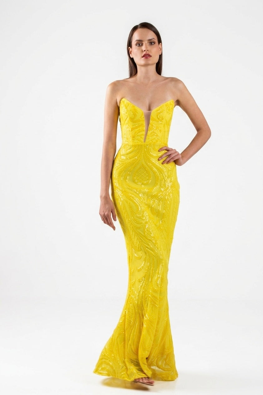Vestido straple, amarillo bordado en lentejuela en renta