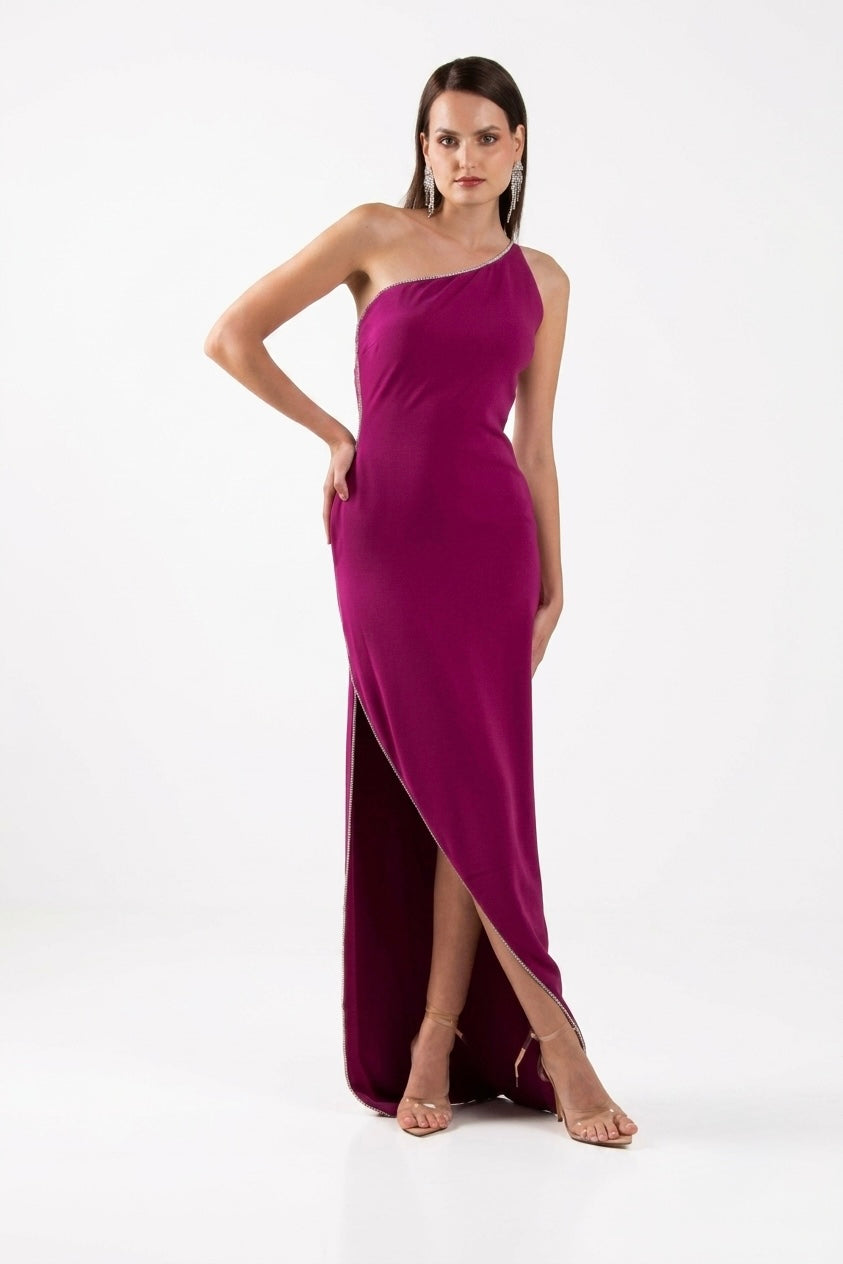 Vestido ajustado al cuerpo, un hombro color bugambilia con detalles de cordón cristales en renta