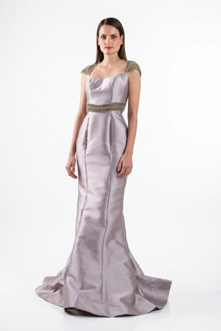 Vestido gris claro en tafeta satinada, ajustado al cuerpo y bordado en canutillo y perla en renta