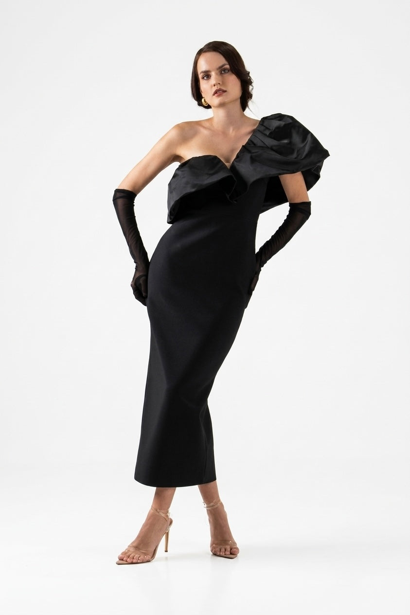 Vestido bandage, negro diseño un hombro y maxi olan satinado en renta