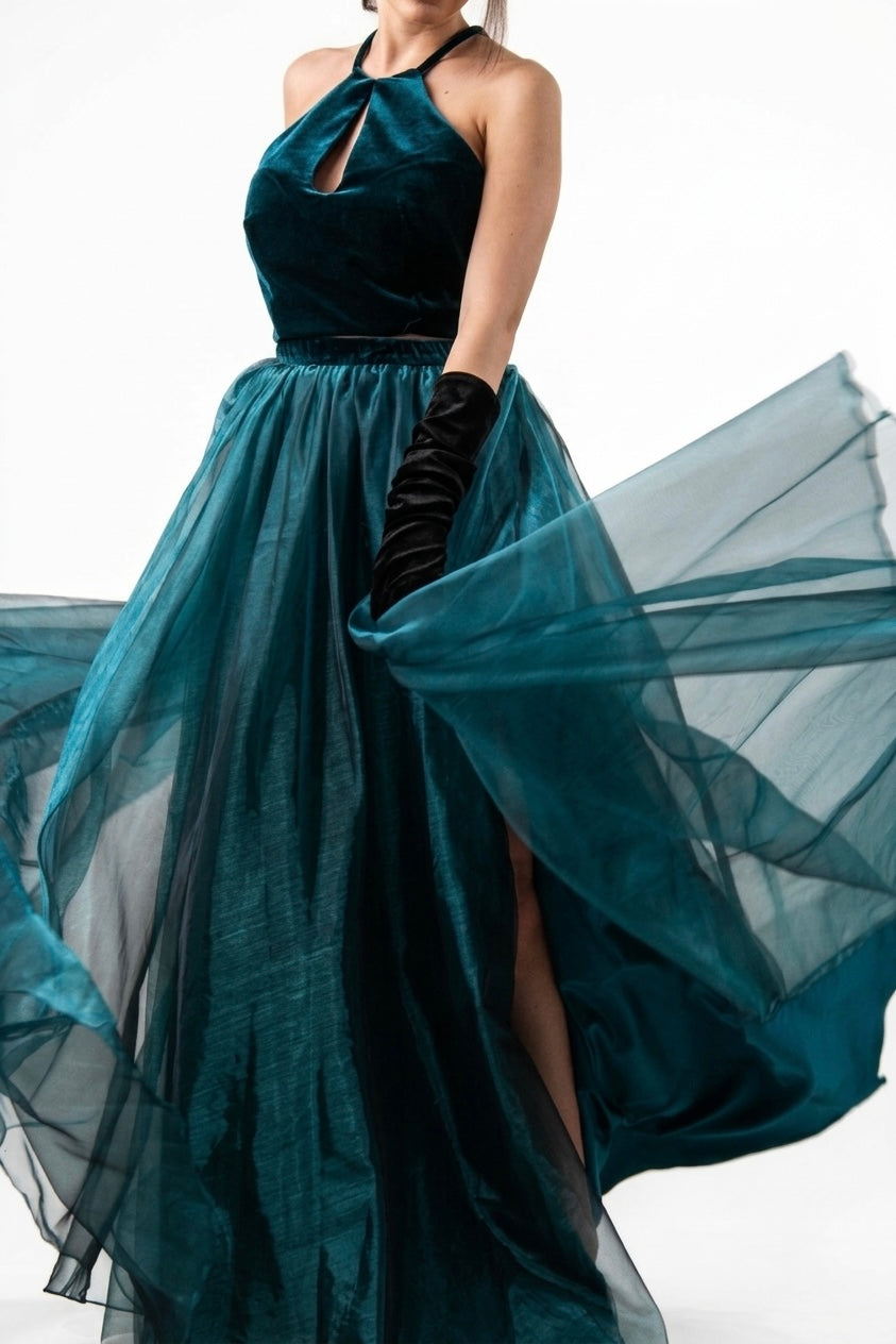 Vestido 2 piezas, crop top verde jade en velvet y falda amplia organza satinada en verde jade en renta