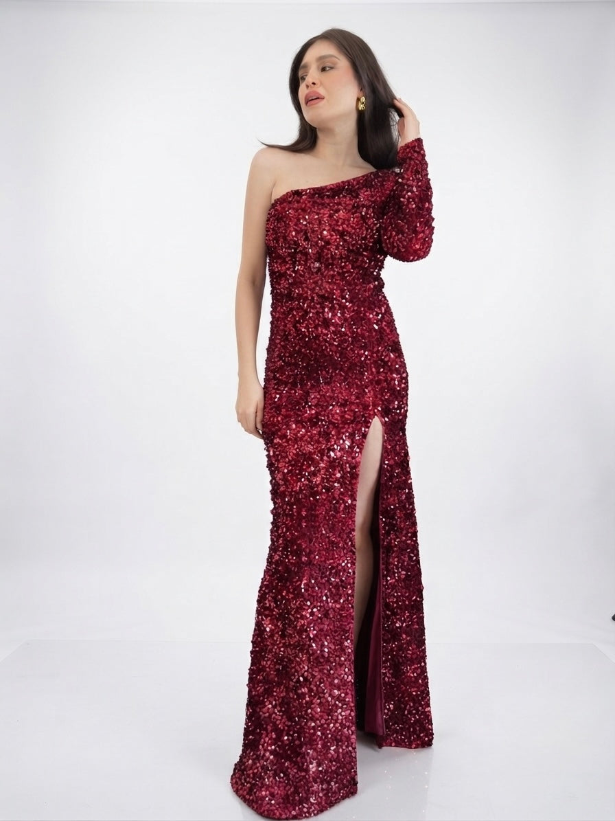 Vestido en velvet bordado lentejuelas, color tinto , una sola manga, corte sirena en renta