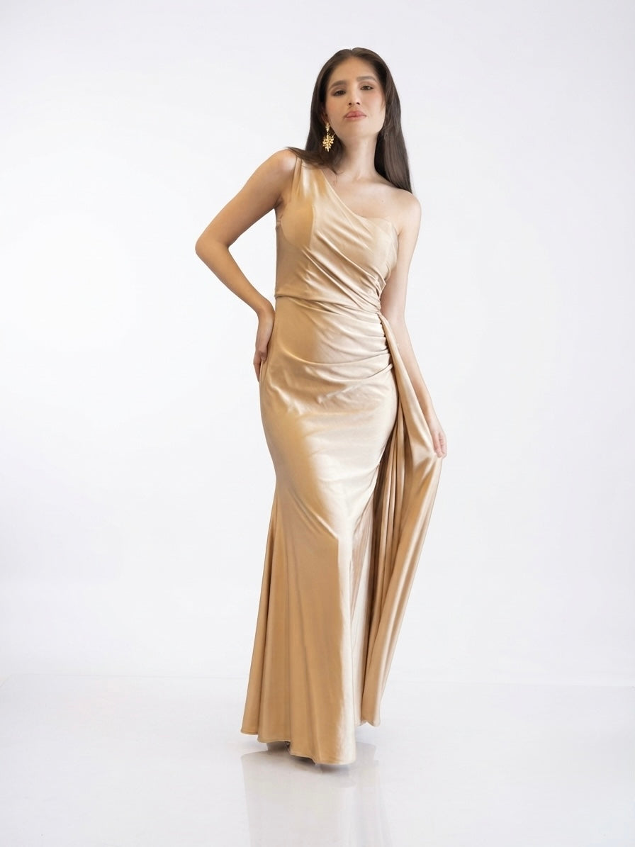 Vestido en color arena, diseño un hombro, ajustado al cuerpo y pequeña cauda a un costado en renta