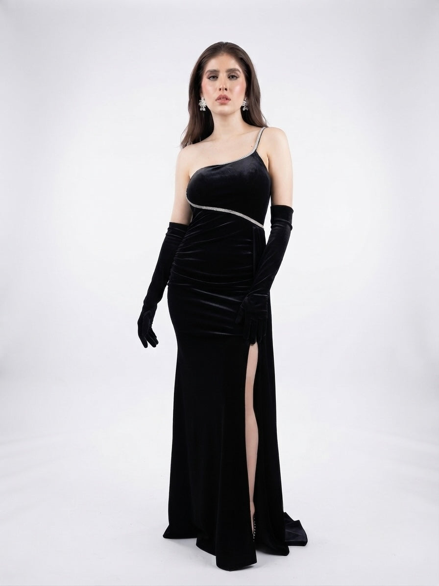 Vestido velvet negro, tirante un hombro con cristales y drapeado en cintura en renta