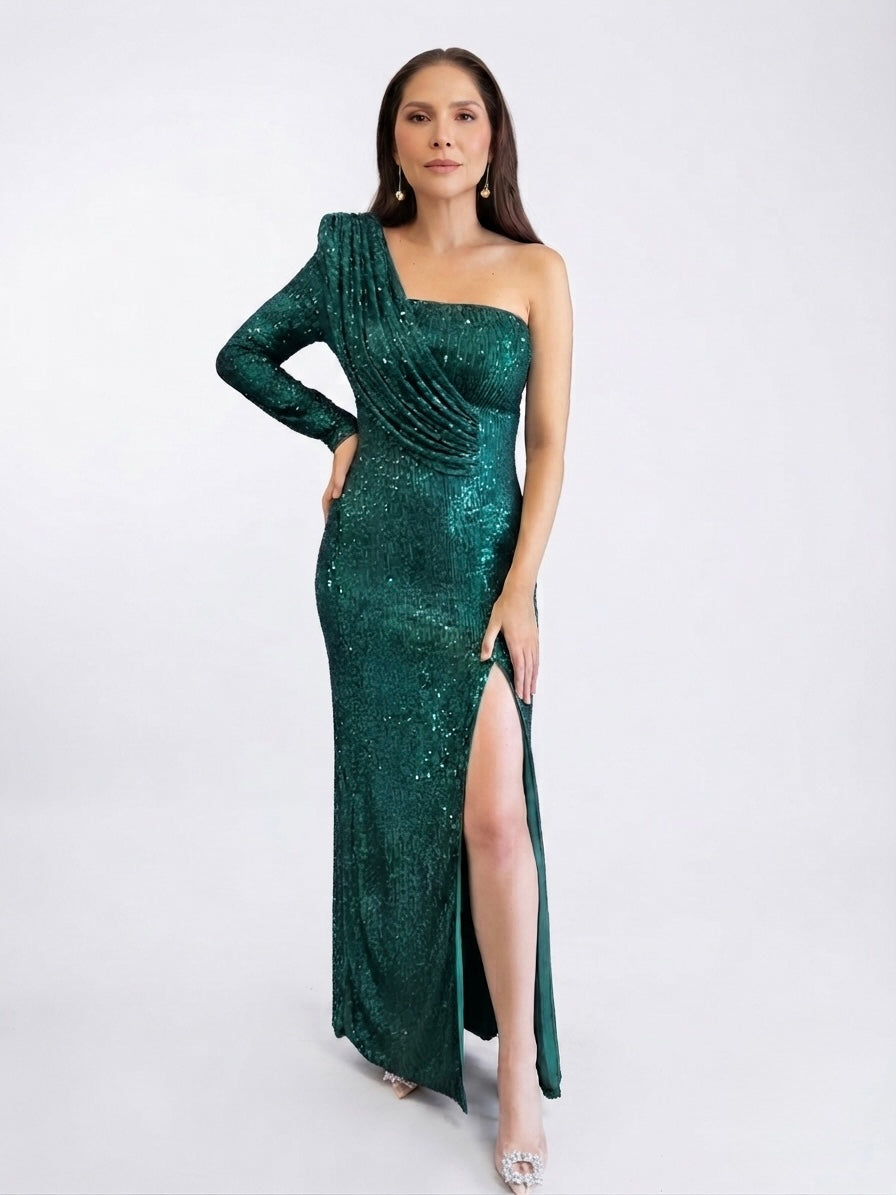 Vestido bordado lentejuelas verde esmeralda, ajustado al cuerpo, una manga larga y drapeado en cintura en renta