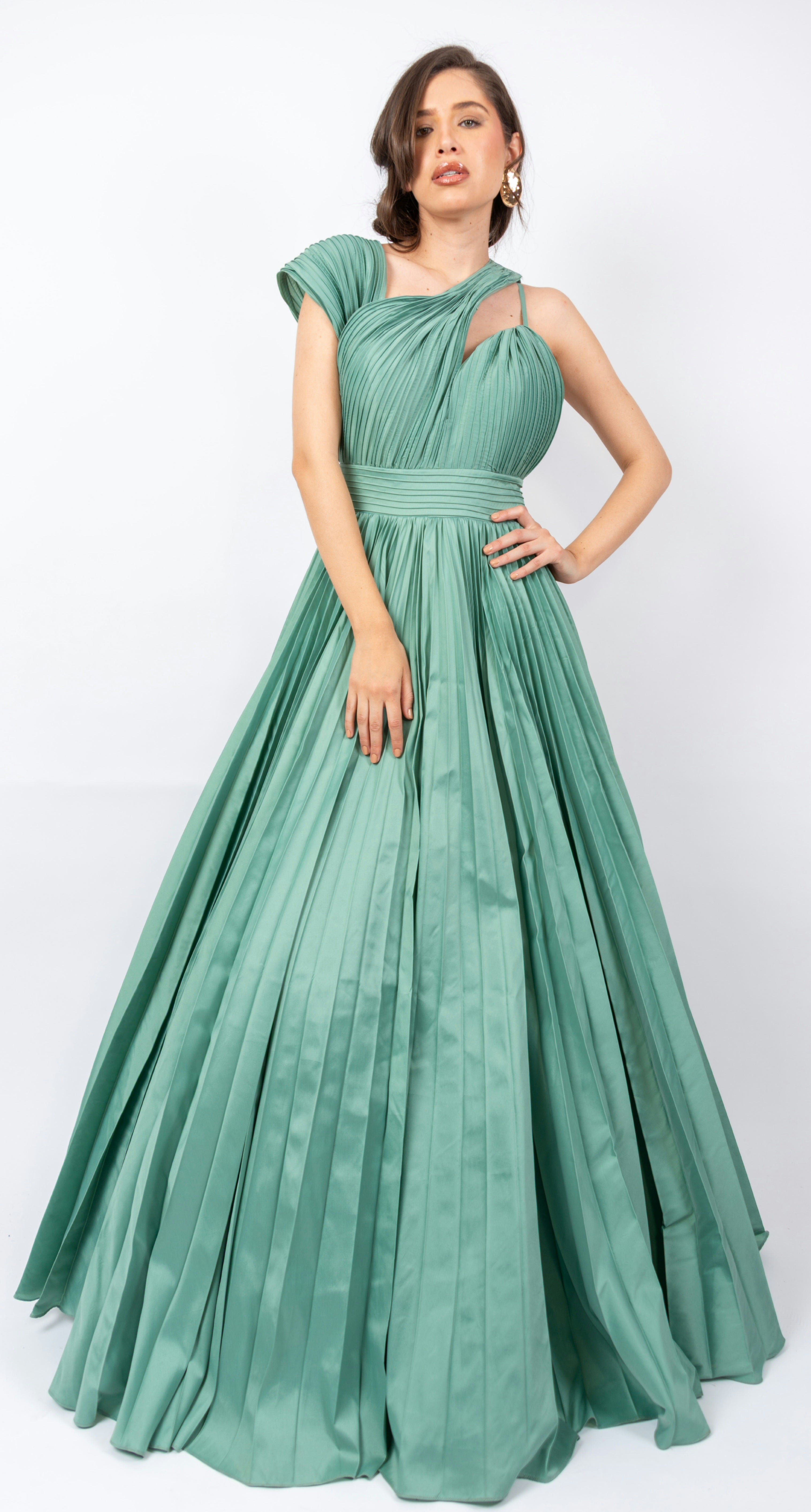 Vestido de importación turco, diseño asimetrico en escote, color menta en tafeta satinada plisada en venta