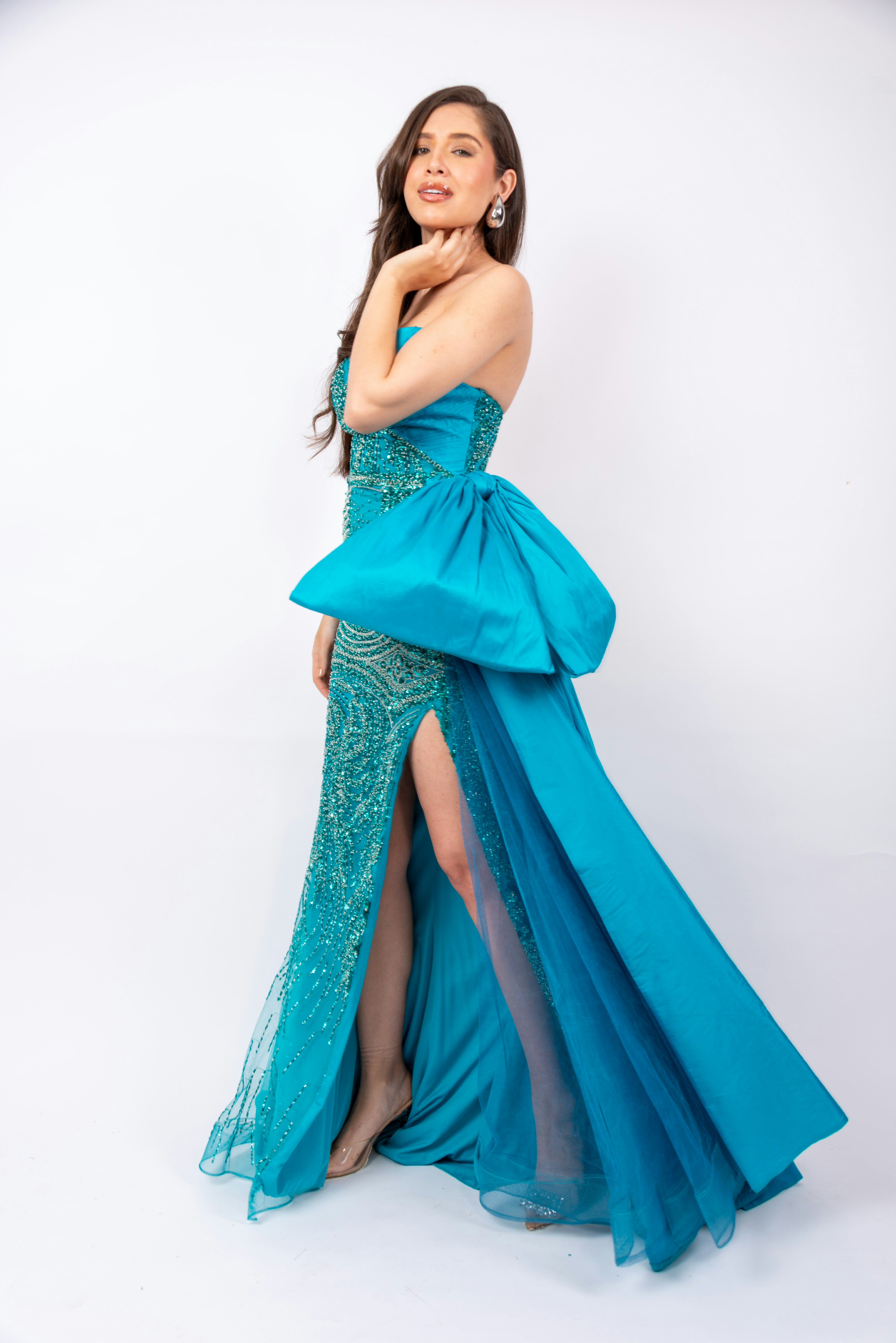 Vestido de importación, azul turquesa, ajustado al cuerpo y bordado en lentejuela y moño con cauda al costado en venta