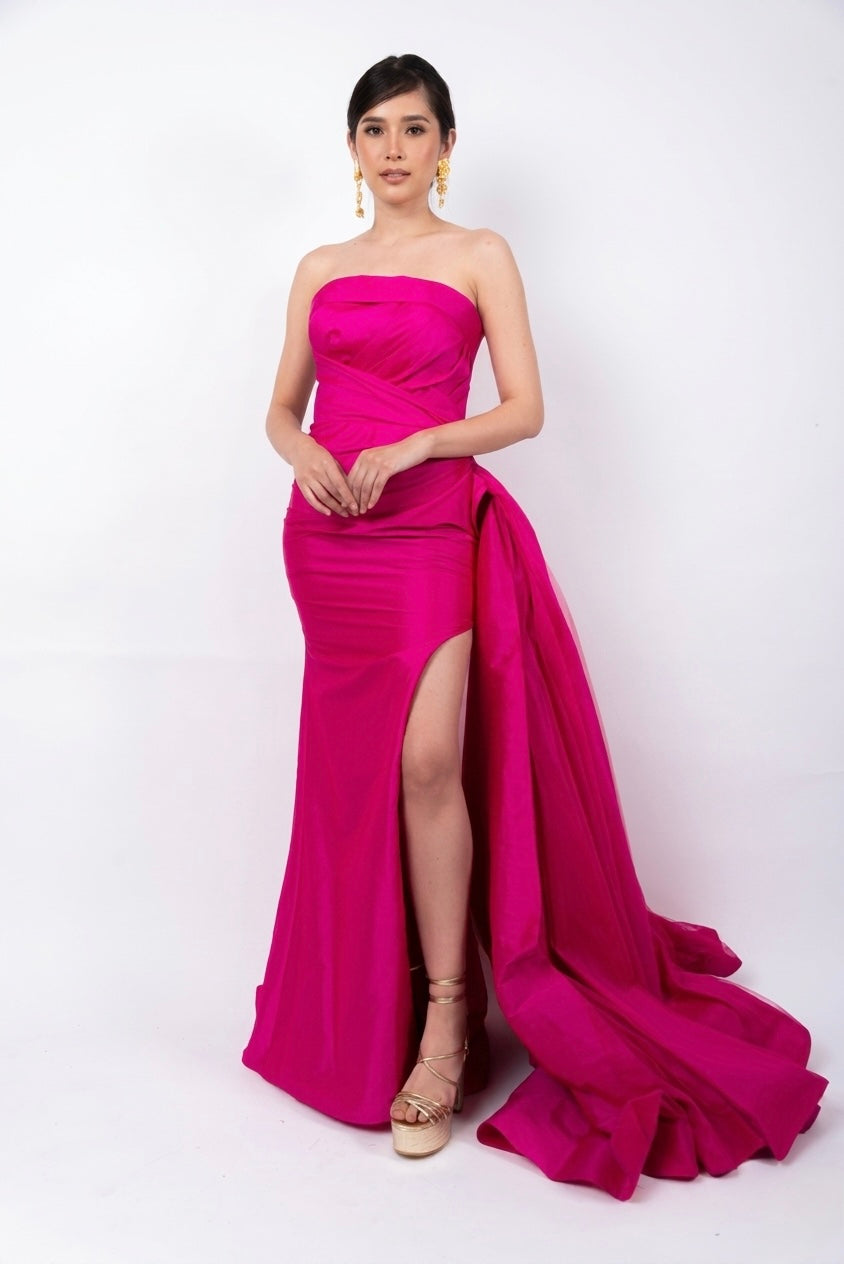 Vestido de importación fucsia, straple, ajustado al cuerpo con amplia cauda a un costado en venta