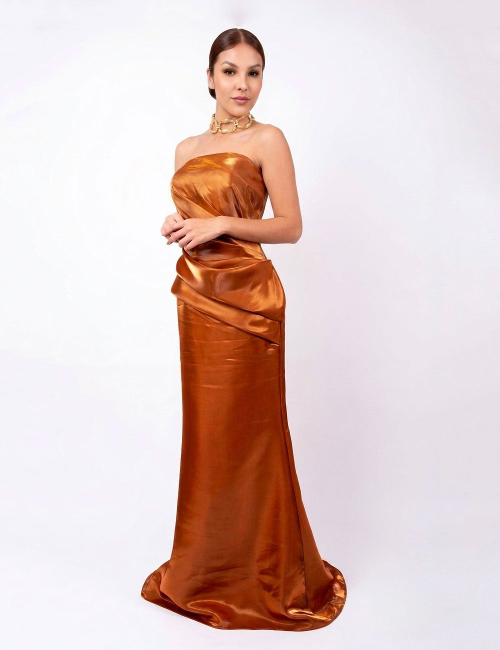 Vestido de importación, straple, color cognac con diseño drapeado en renta