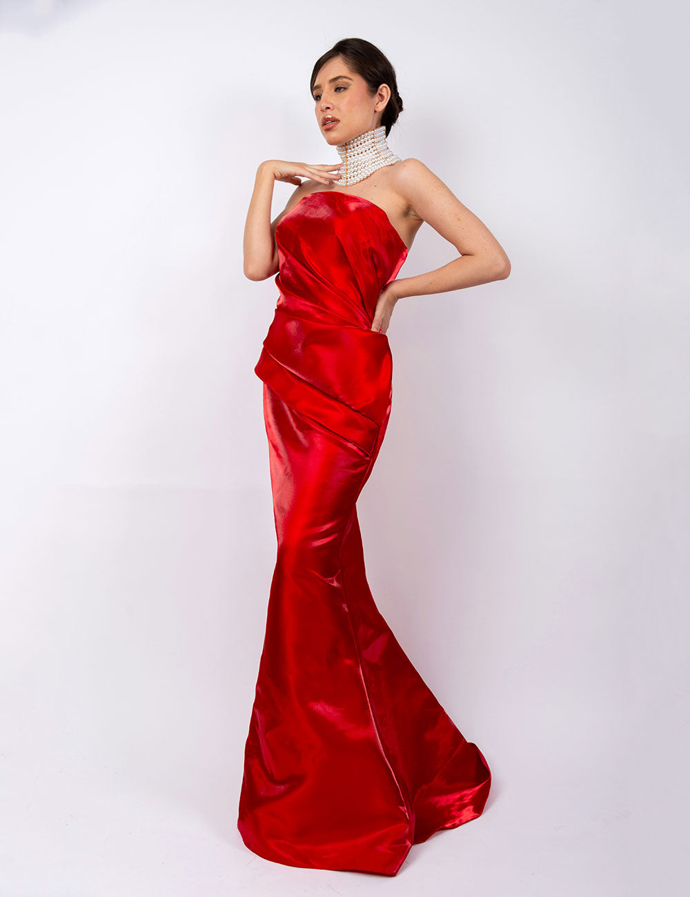 Vestido de importación, straple, color ruby con diseño drapeado en renta