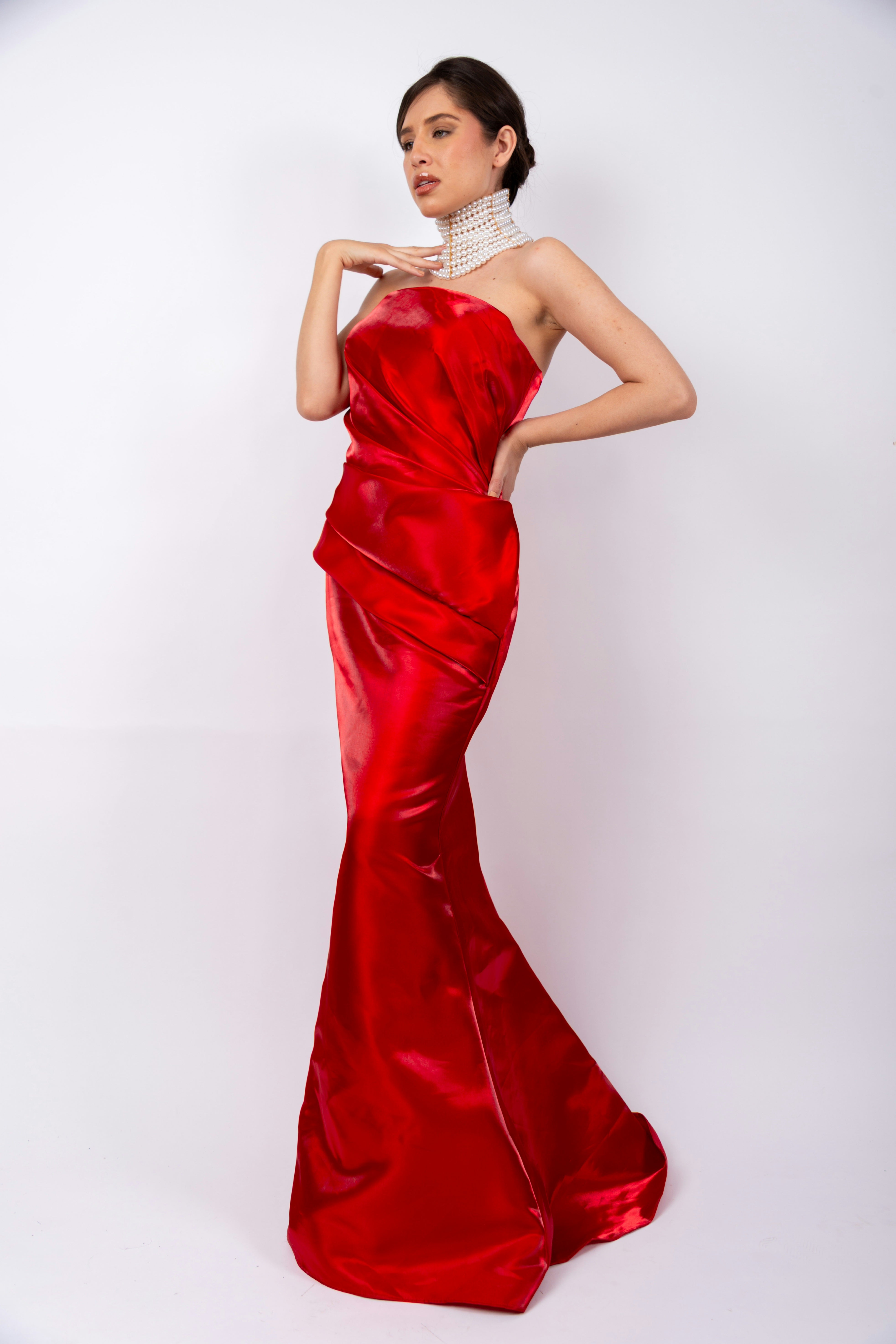 Vestido de importación, straple, color ruby con diseño drapeado en renta