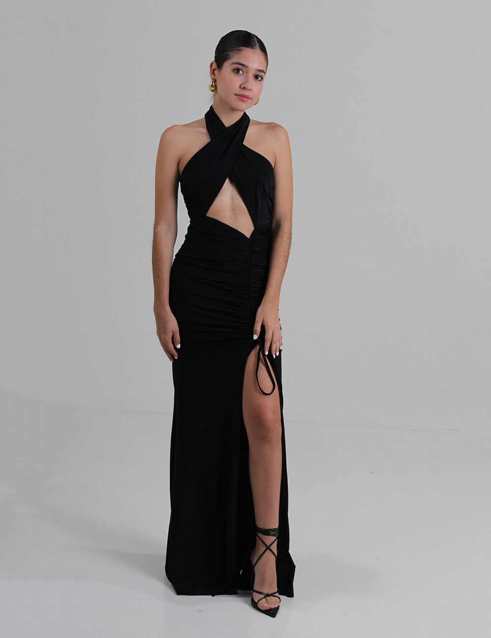 Vestido negro, fruncido costados, escote en v y espalda descubierta en renta
