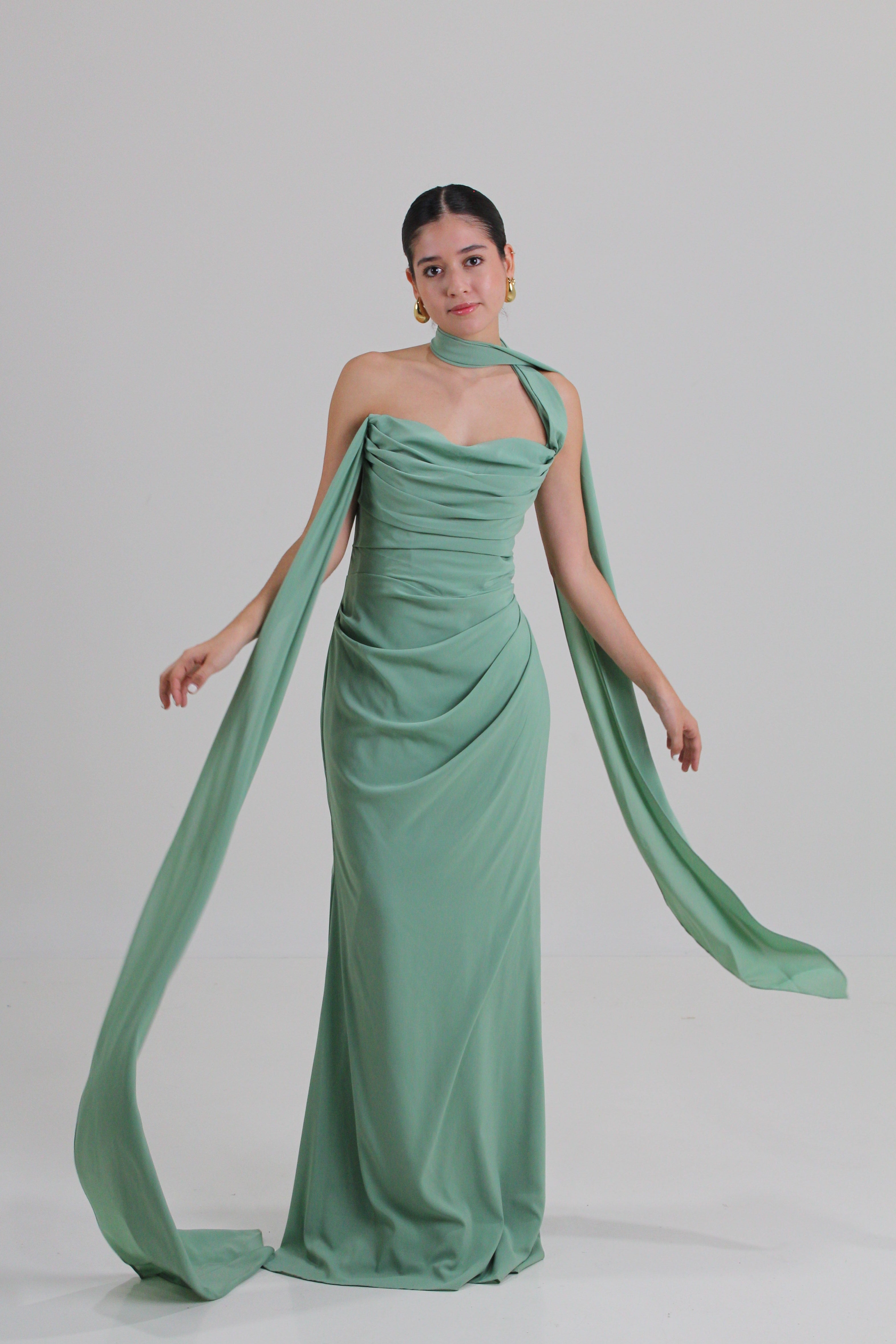 Vestido en gasa, multiposicion, color dusty sage en renta