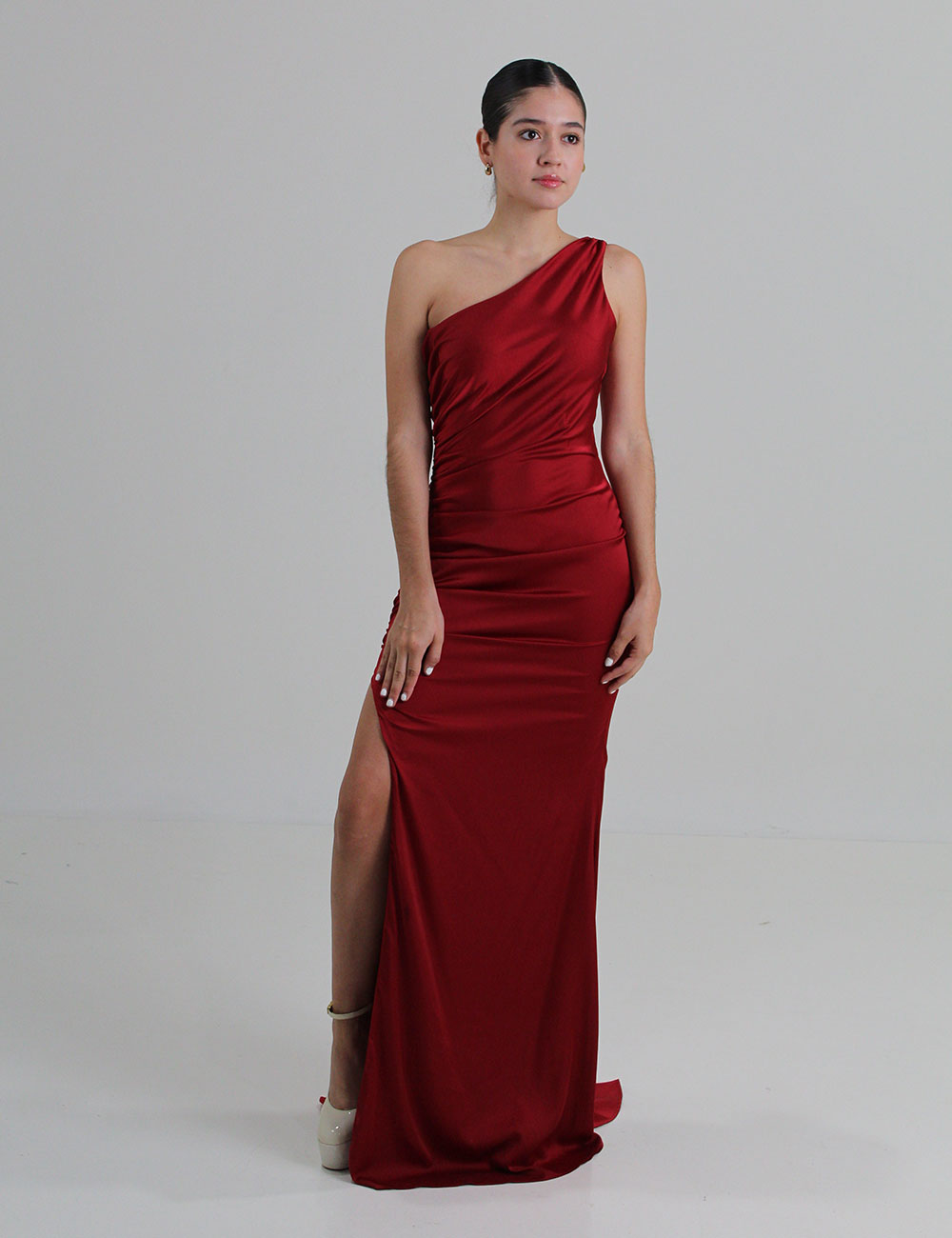 Vestido rojo, diseño fruncido con abertura en pierna en renta