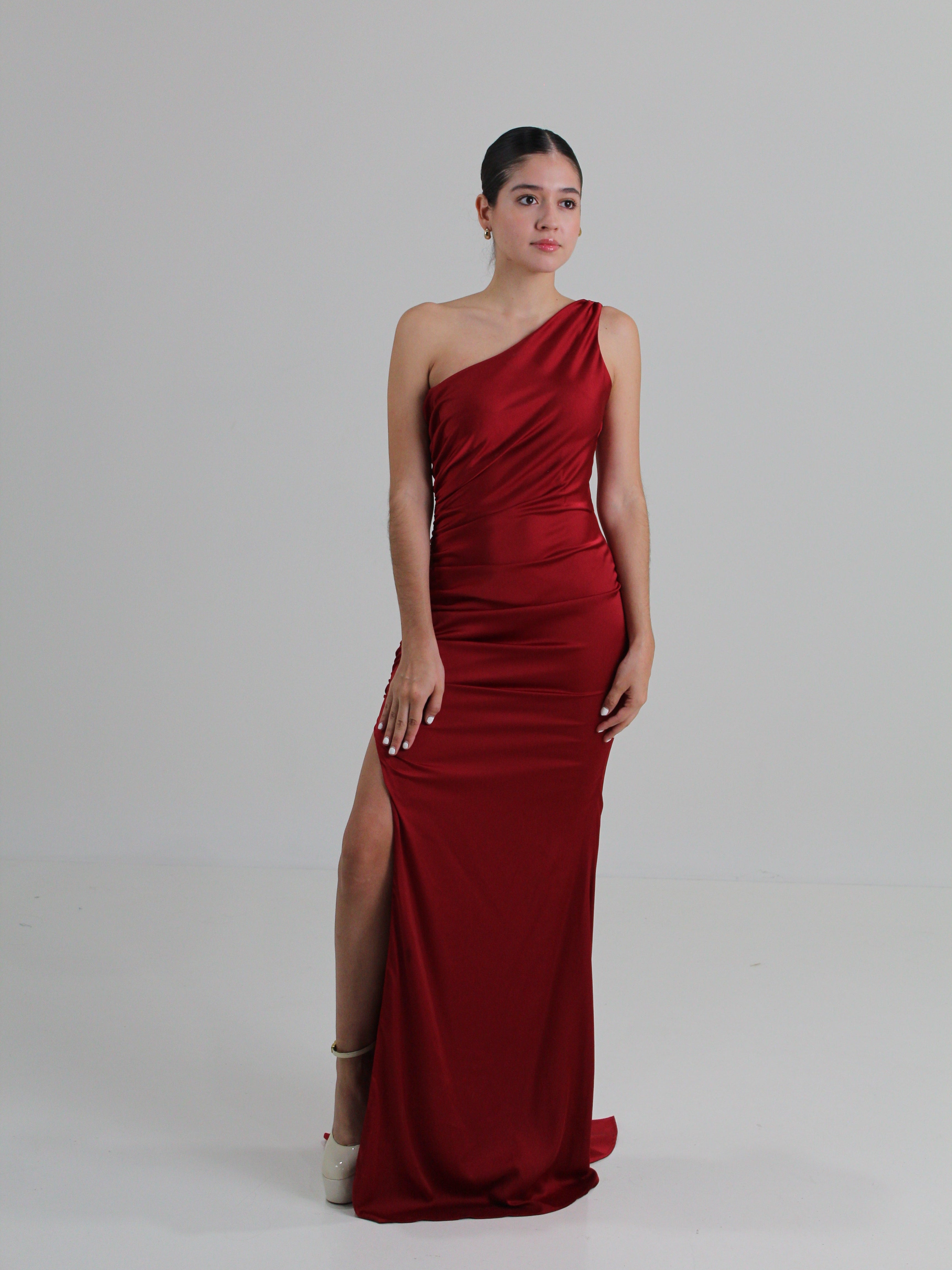 Vestido rojo, diseño fruncido con abertura en pierna en renta