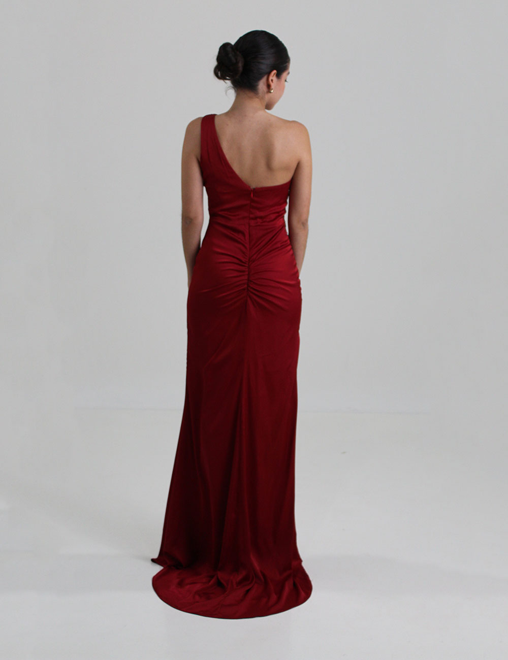 Vestido rojo, diseño fruncido con abertura en pierna en renta