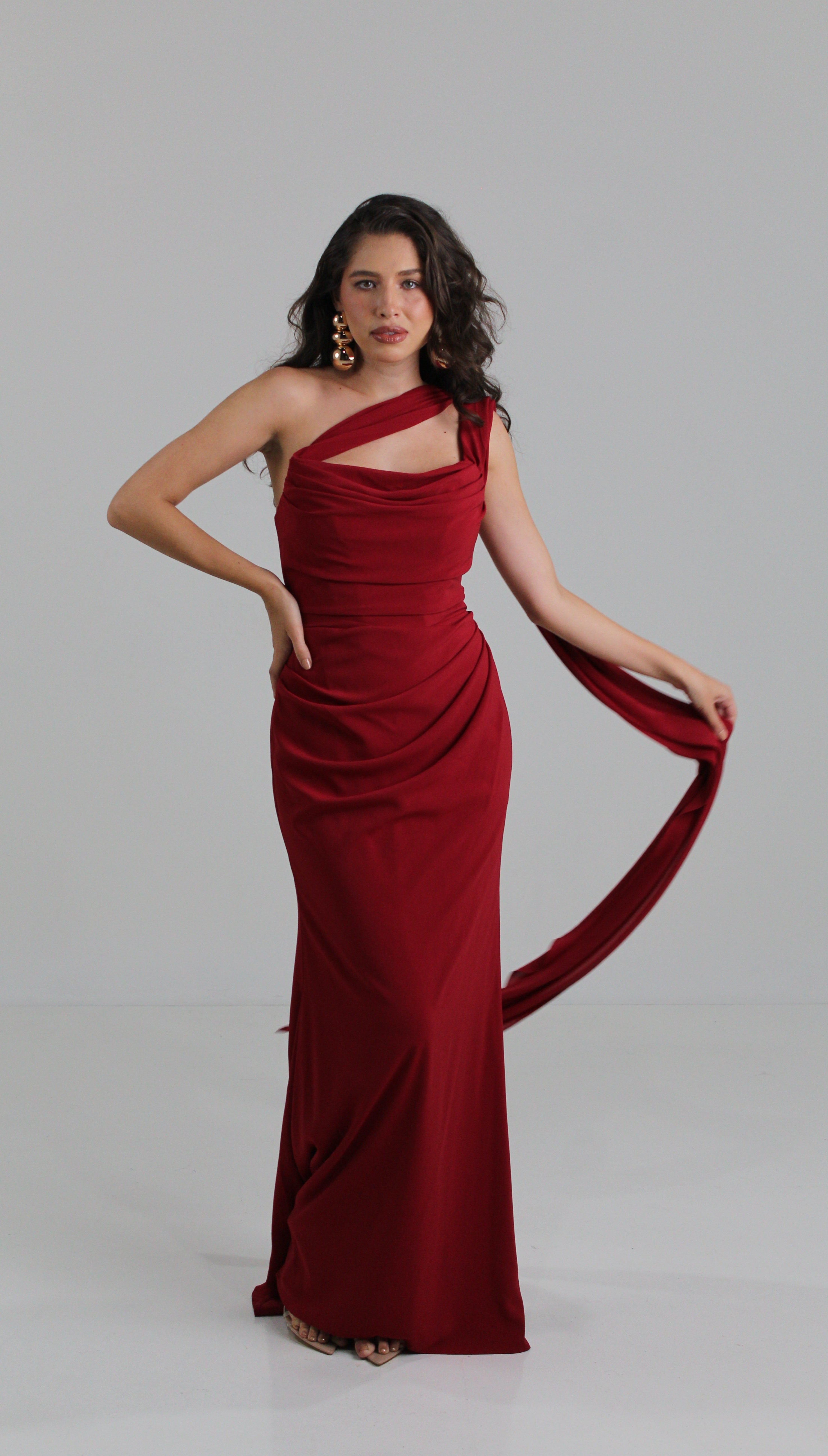 Vestido en gasa, multiposicion, color burgundy en renta