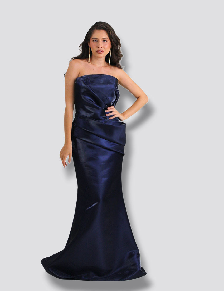 Vestido de importación, straple, color navy blue con diseño drapeado en renta