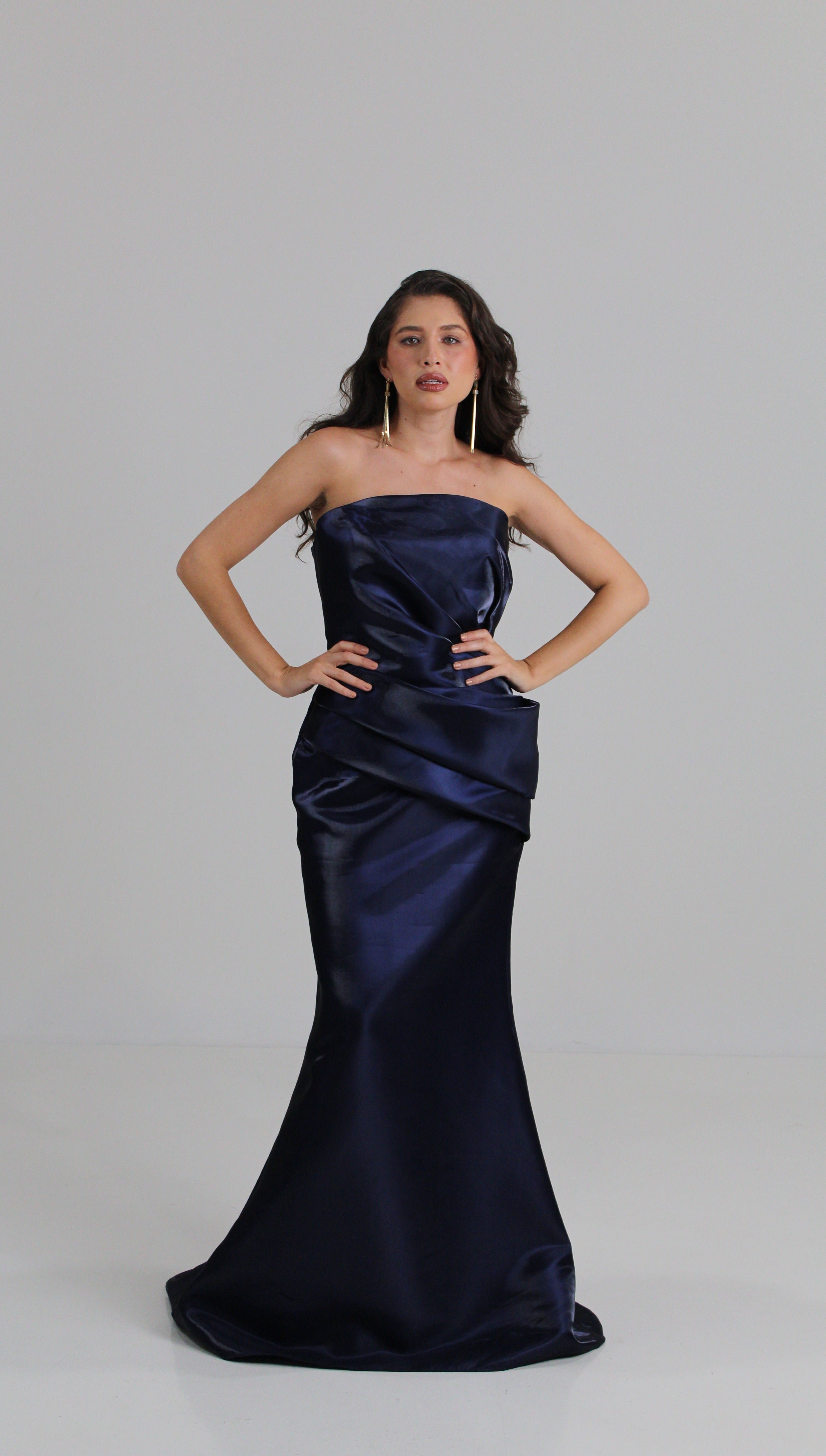 Vestido de importación, straple, color navy blue con diseño drapeado en renta