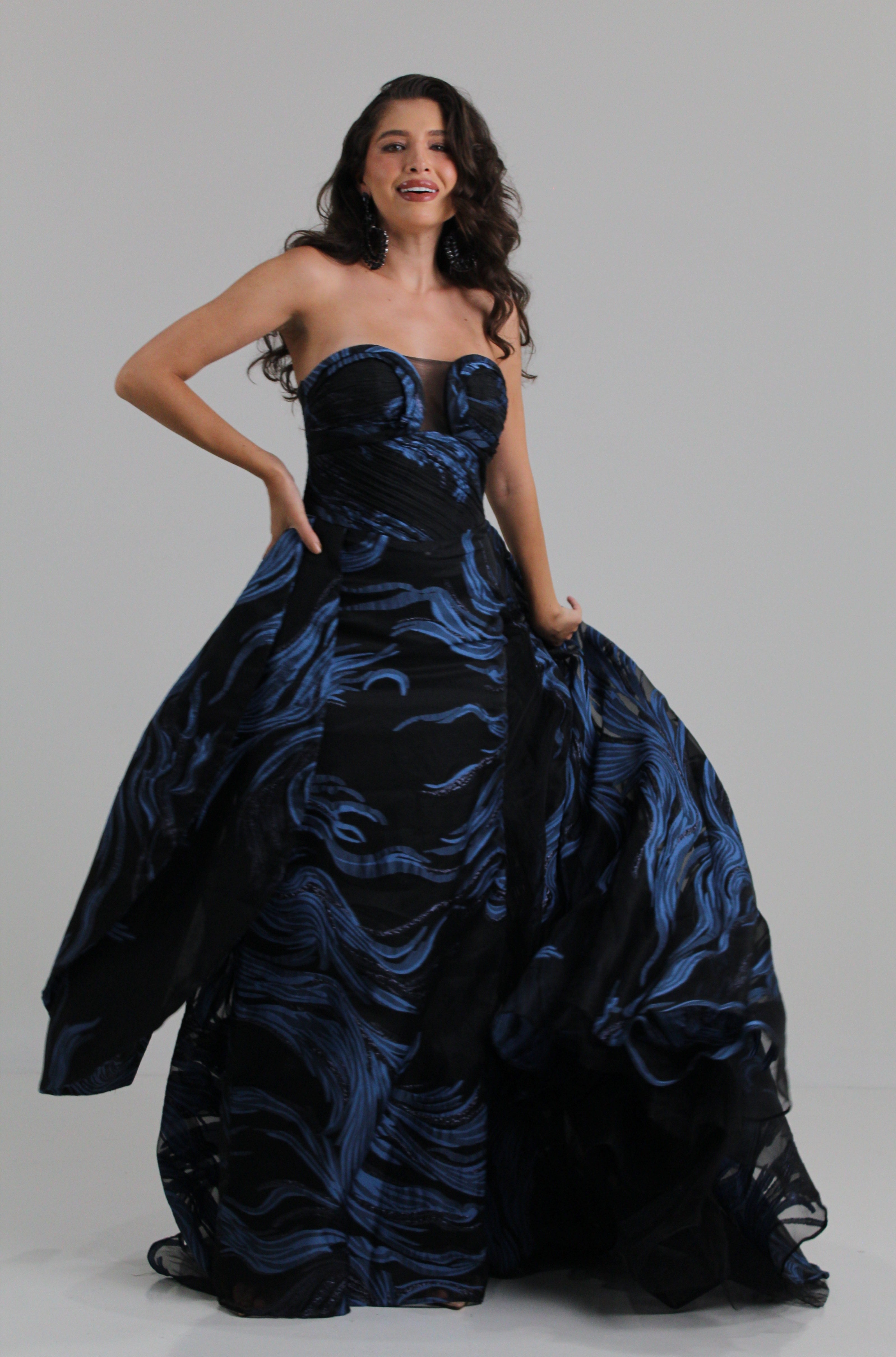 Vestido straple, drapeado en busto y cintura, pegado al cuerpo con cauda amplia, color negro/azul en venta