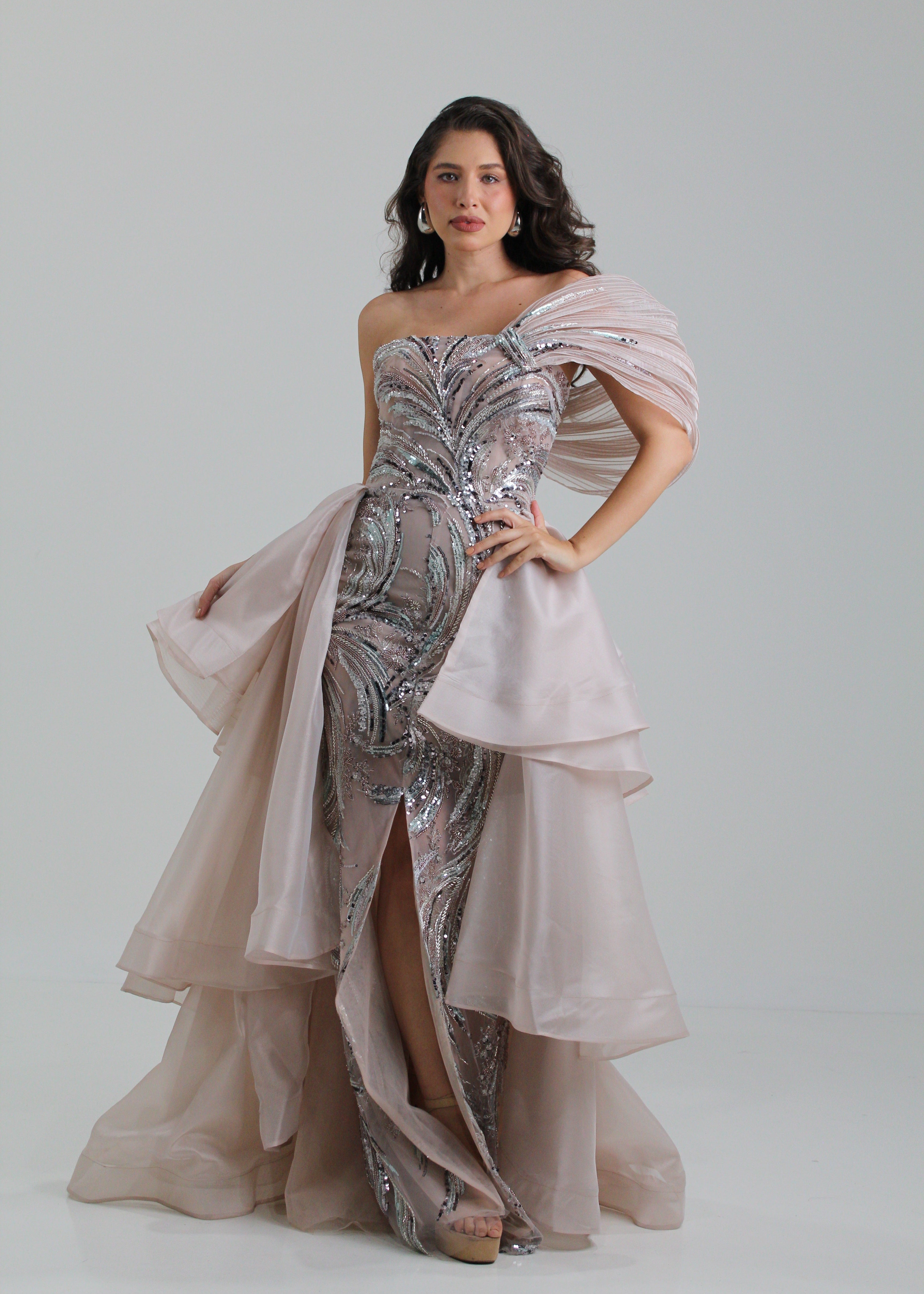 Vestido color champange, ajustado al cuerpo bordado en lentejuela y diseño en hombro, cauda amplia en venta
