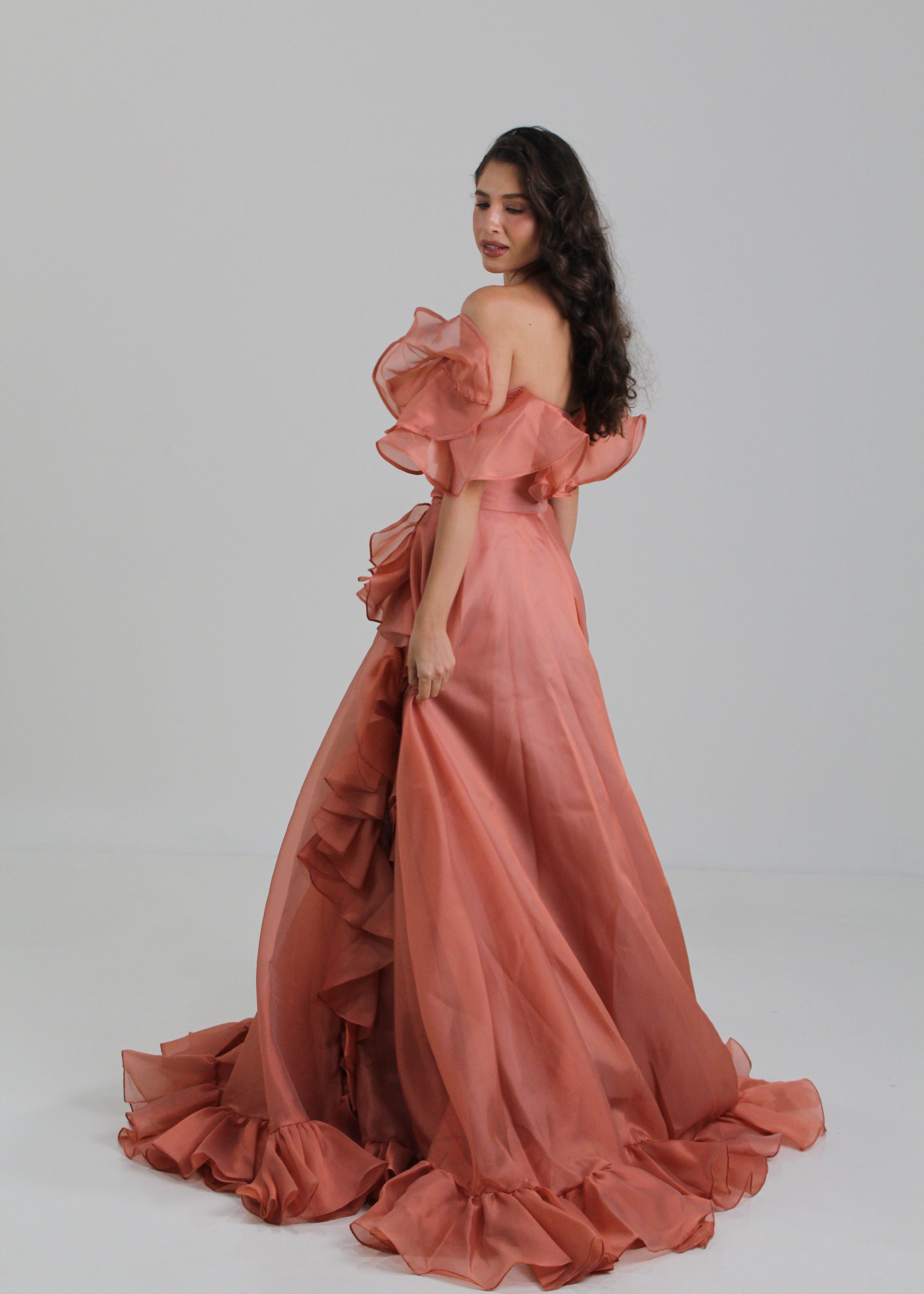 Vestido organza, color peach, corte princesa y delicados olanes en busto. Venta exclusiva Pepe Gutierrez