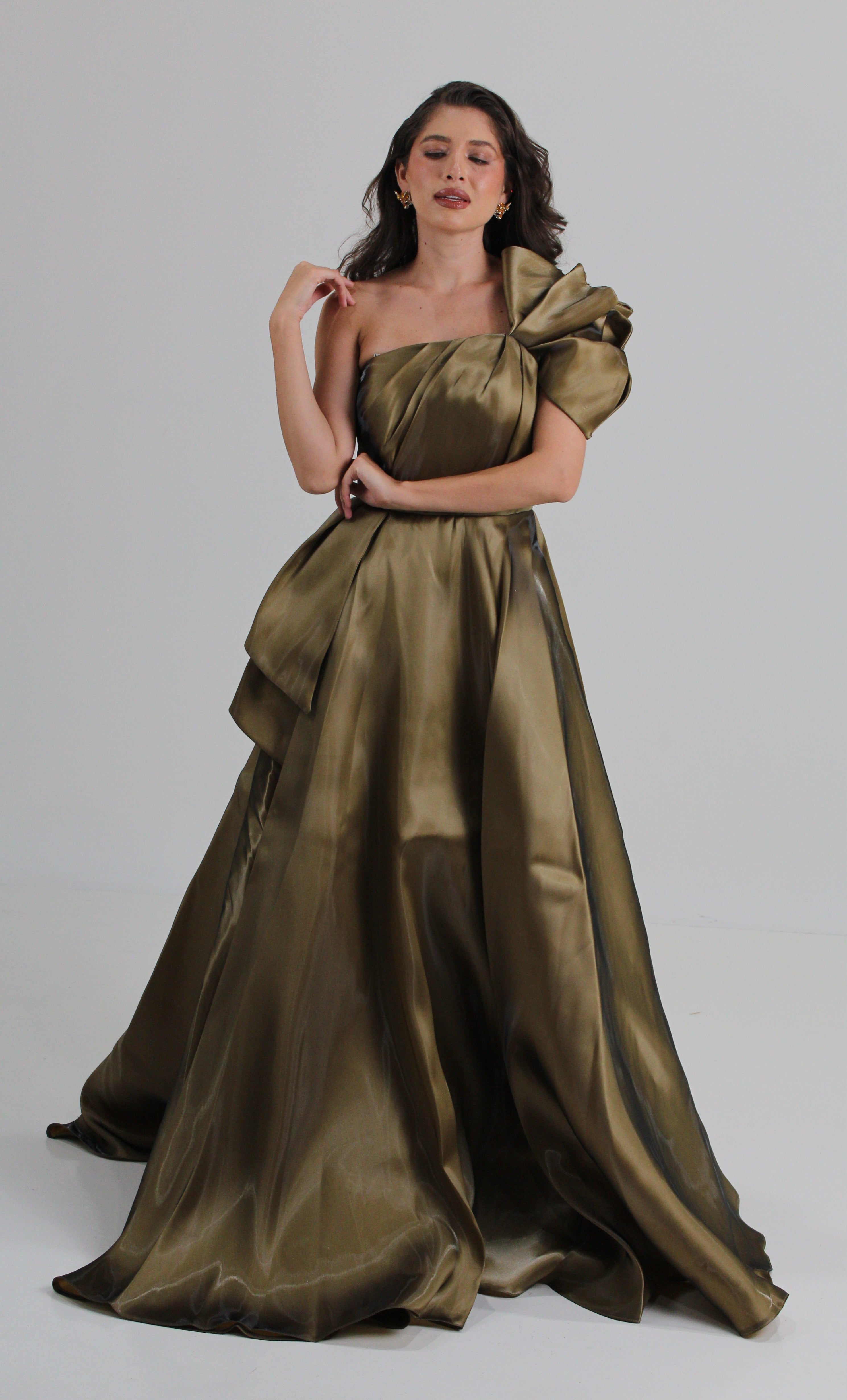 Vestido color antique gold, diseño un hombro, corte princesa