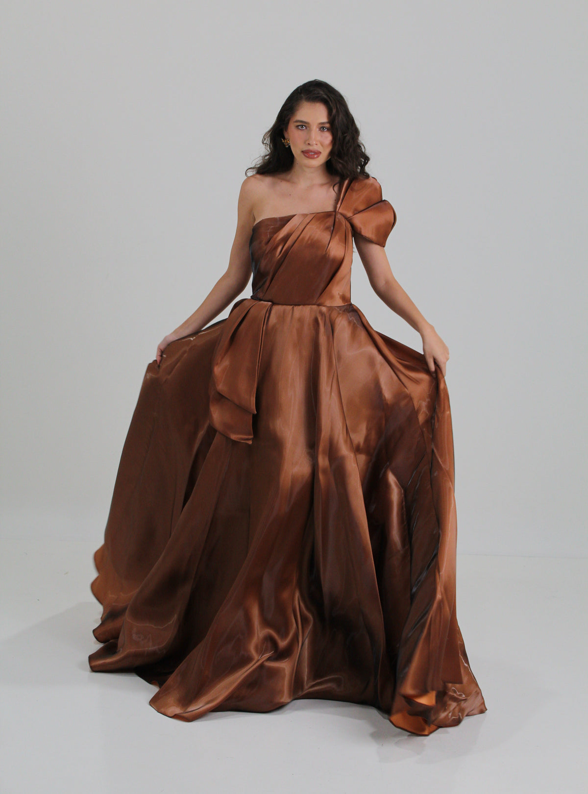 Vestido color gold brown, diseño un hombro, corte princesa en renta