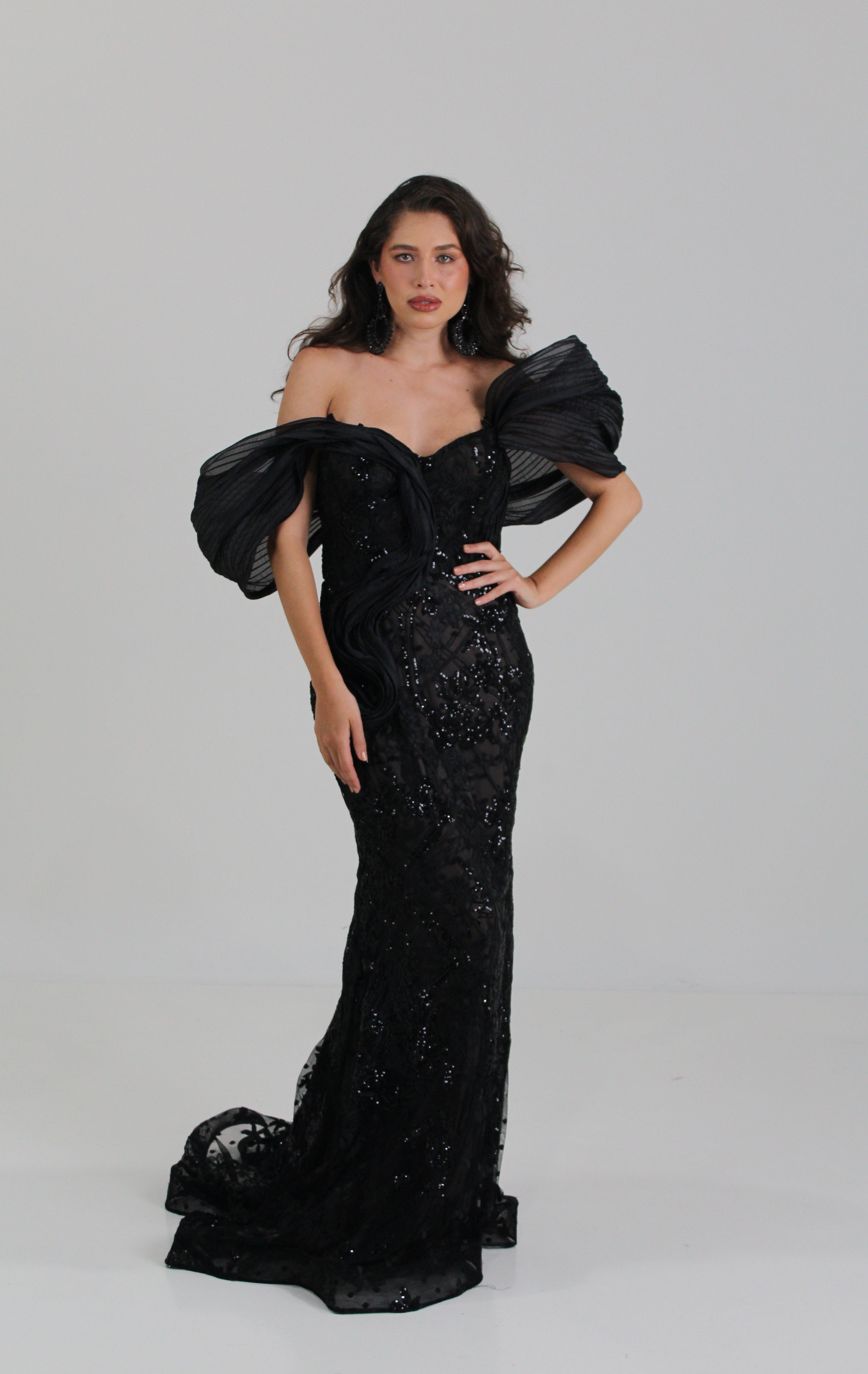 Vestido negro, bordado en lentejuela, corte sirena y diseño en mangas en venta