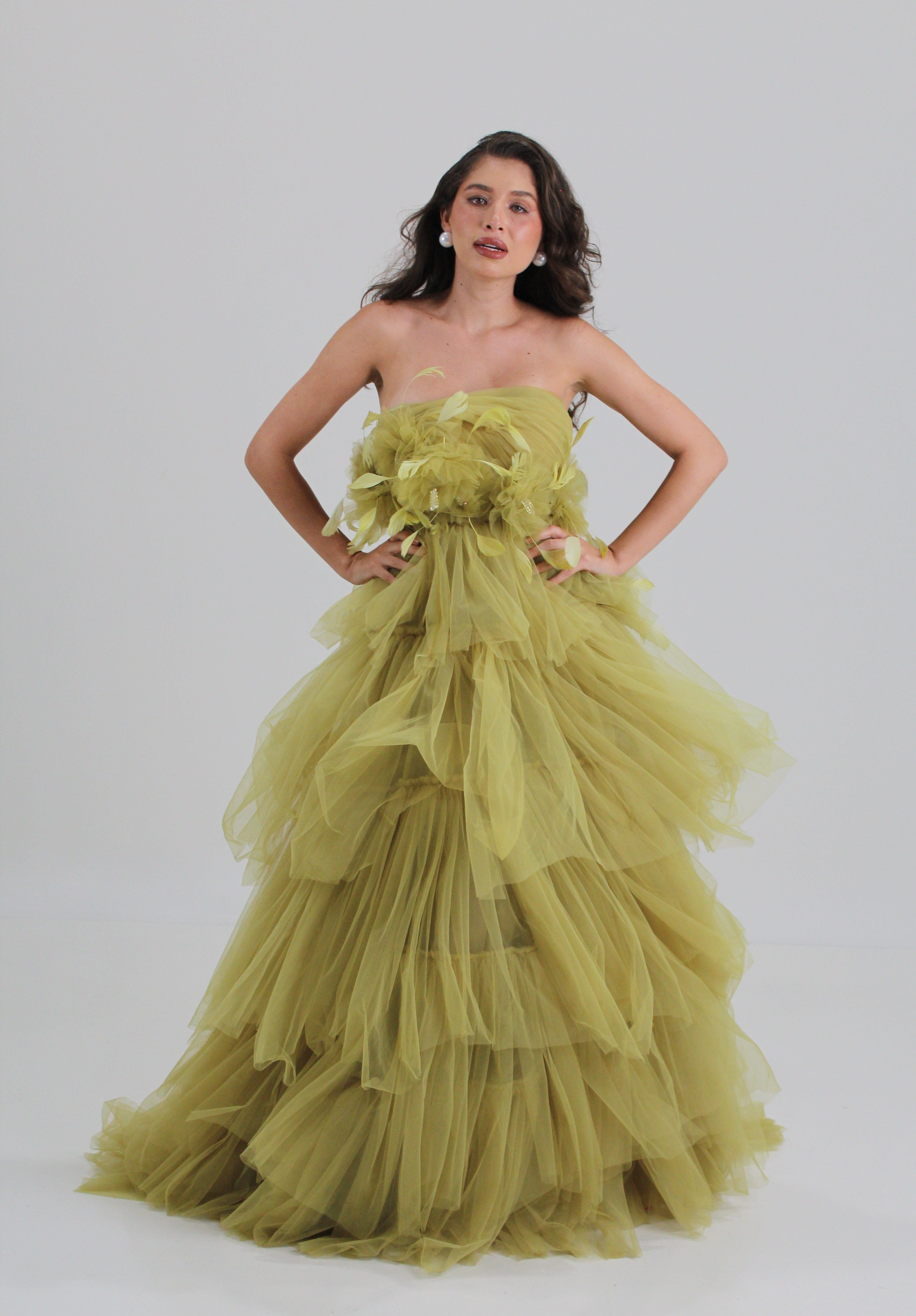Vestido color lime green, capas asimétricas en tela mesh y diseño drapeado en busto, con ligeras plumas en venta
