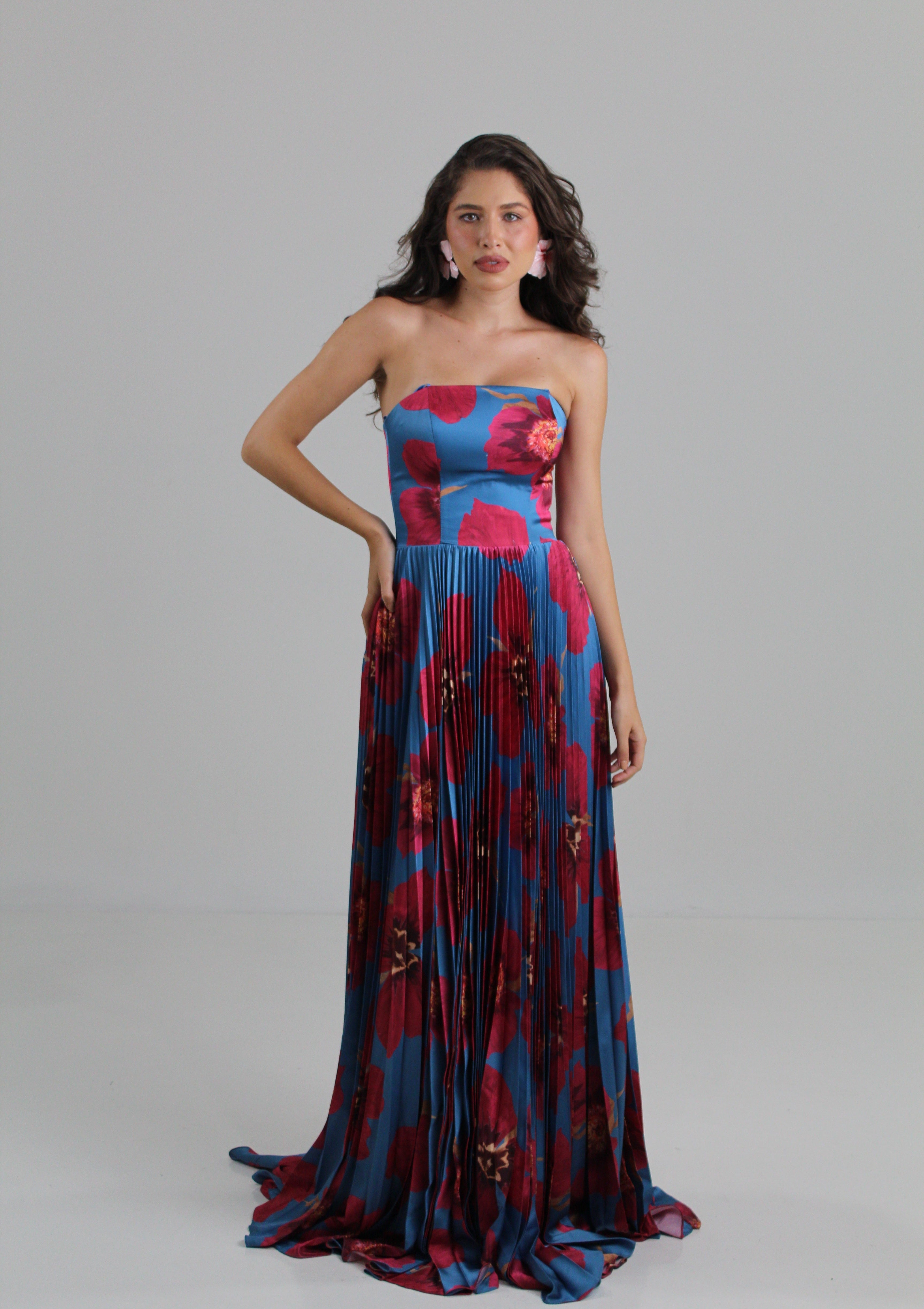 Vestido en tafeta satinada corte en a falda plisada, estampado orquídeas en renta