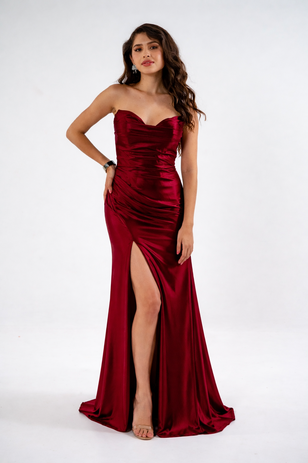Vestido color burgundy escote palabra de honor, diseño en a con abertura en pierna en renta