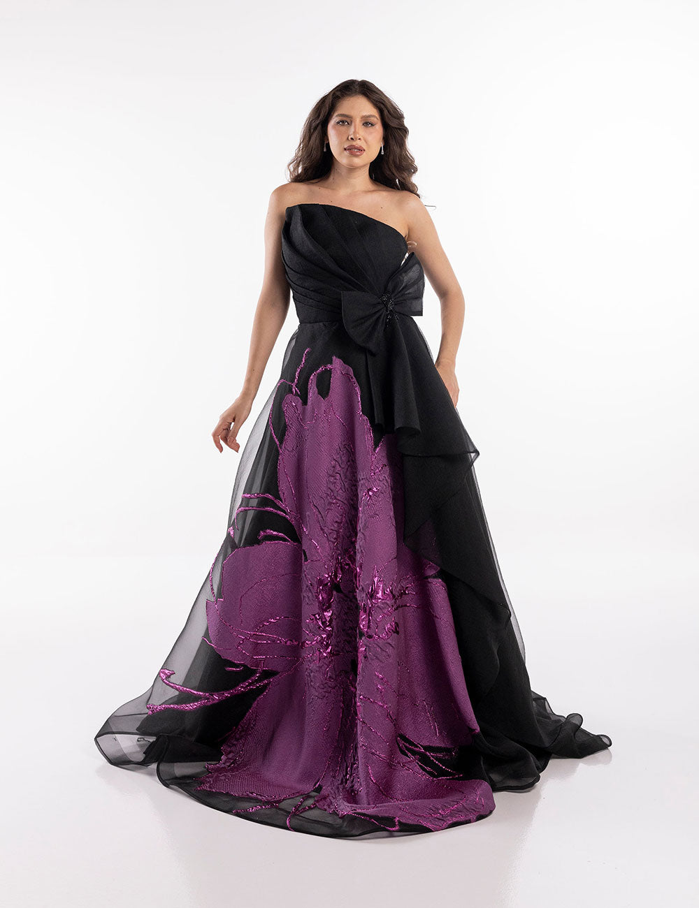 Vestido negro de gala en linea A, diseño flor en relieve color magenta