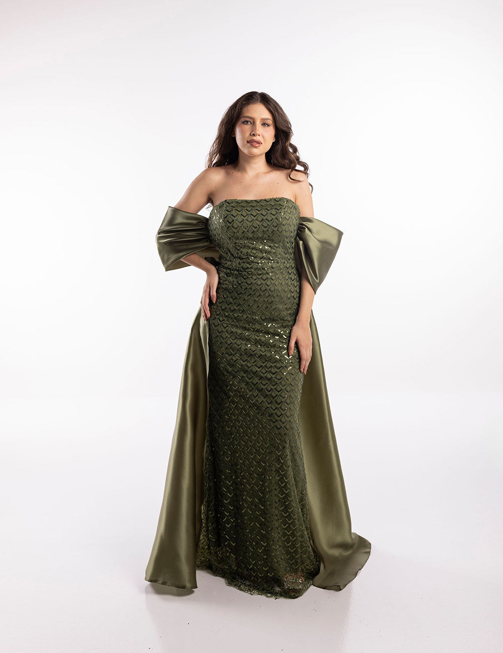Vestido verde oliva, bordado en lentejuela, corte recto, straples, diseño off-the-shoulder en satin