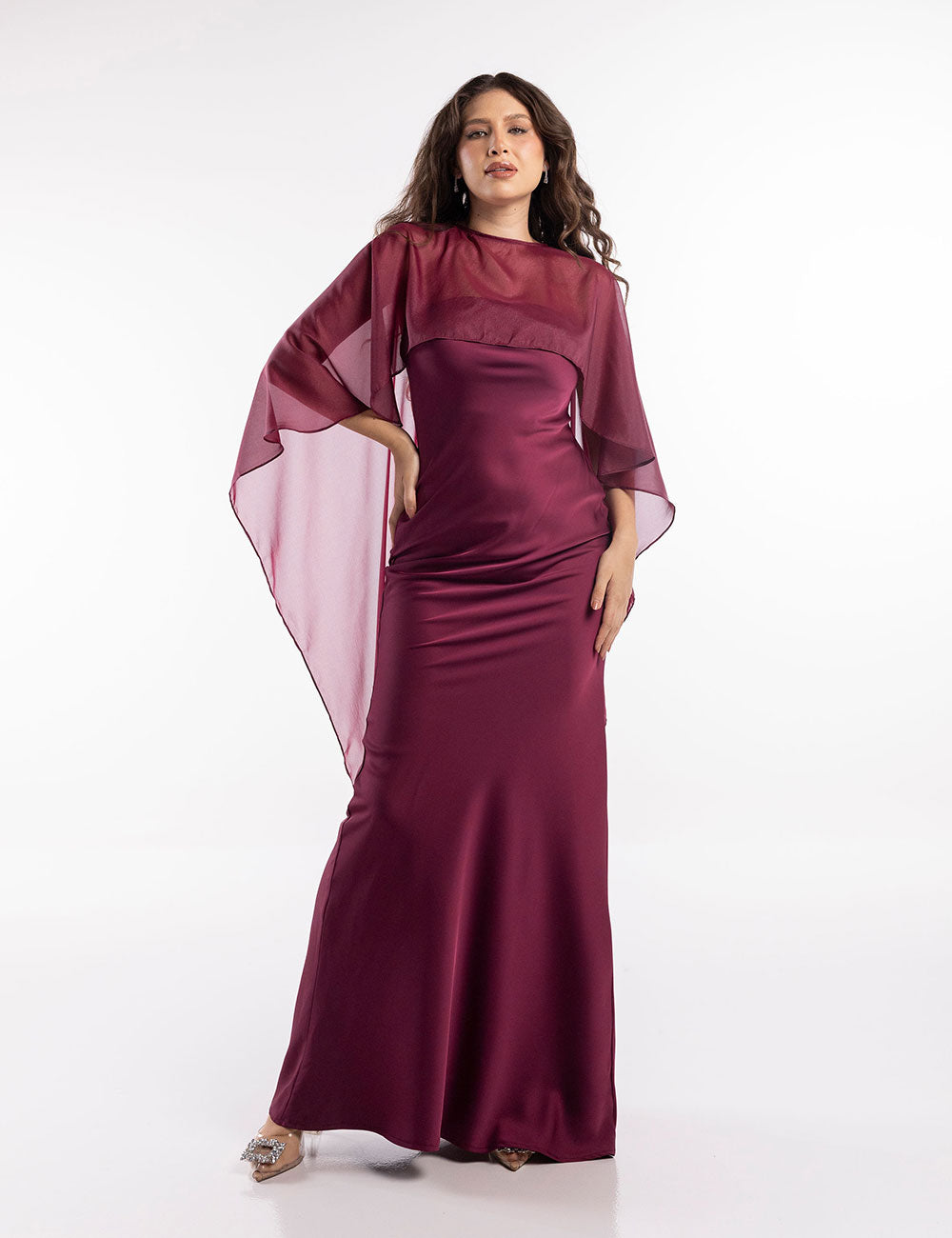 Vestido  satin color magenta, straple, corte linea A con capa de gasa translucida